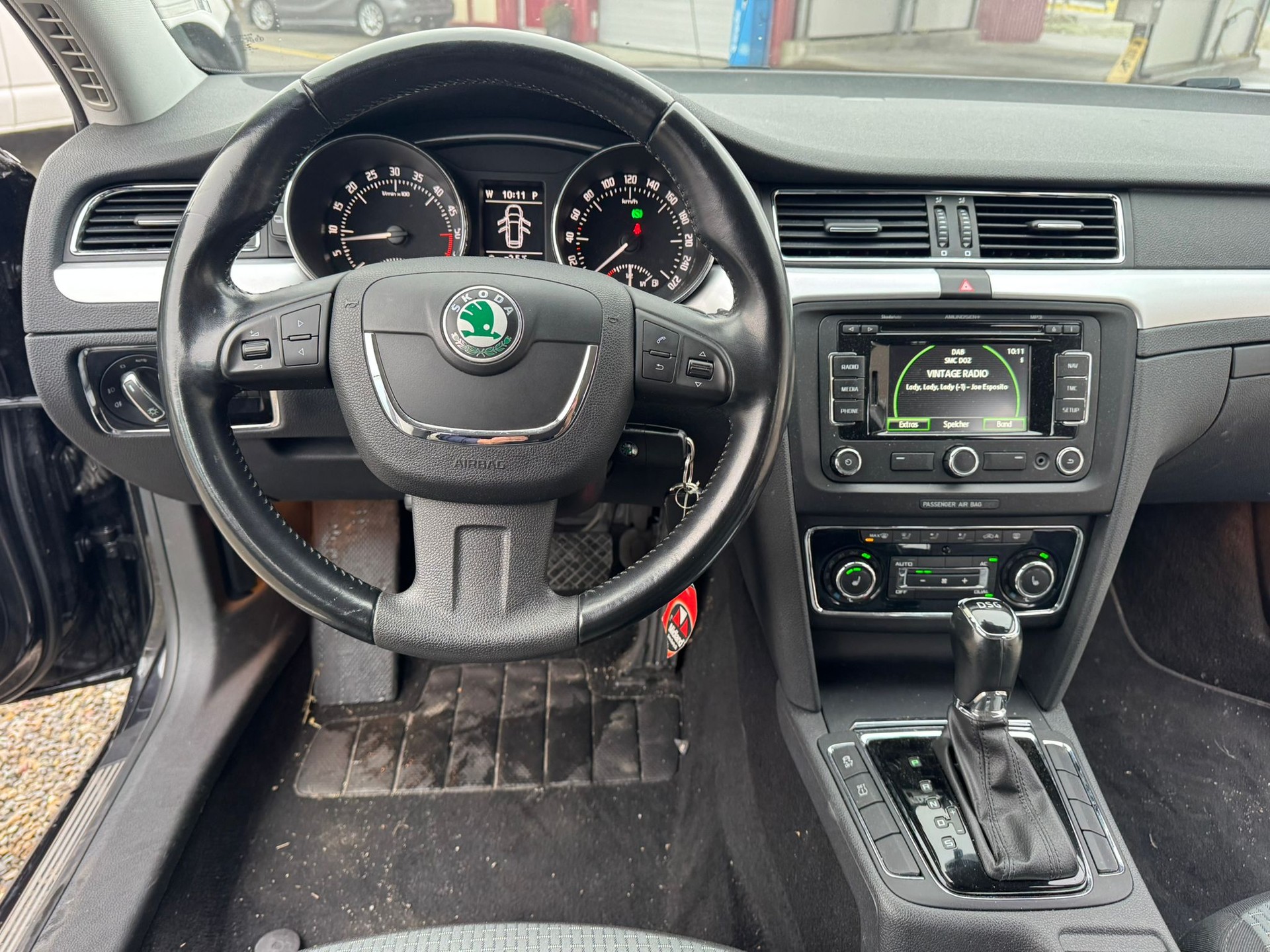 SKODA Superb Combi 2.0 TDi Ambition DSG-image-8