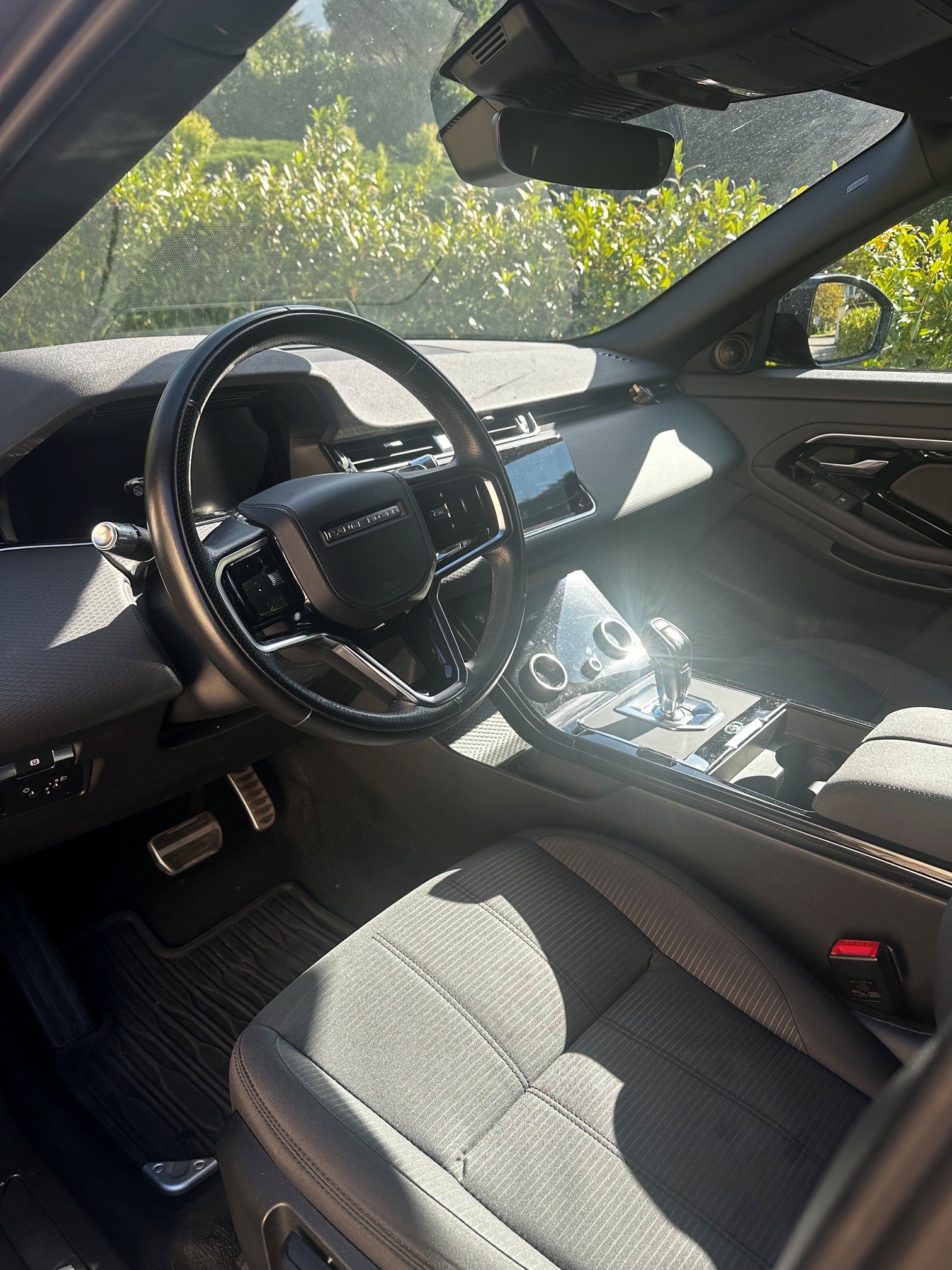 LAND ROVER 2.0 D 165 R-Dynamic-image-2