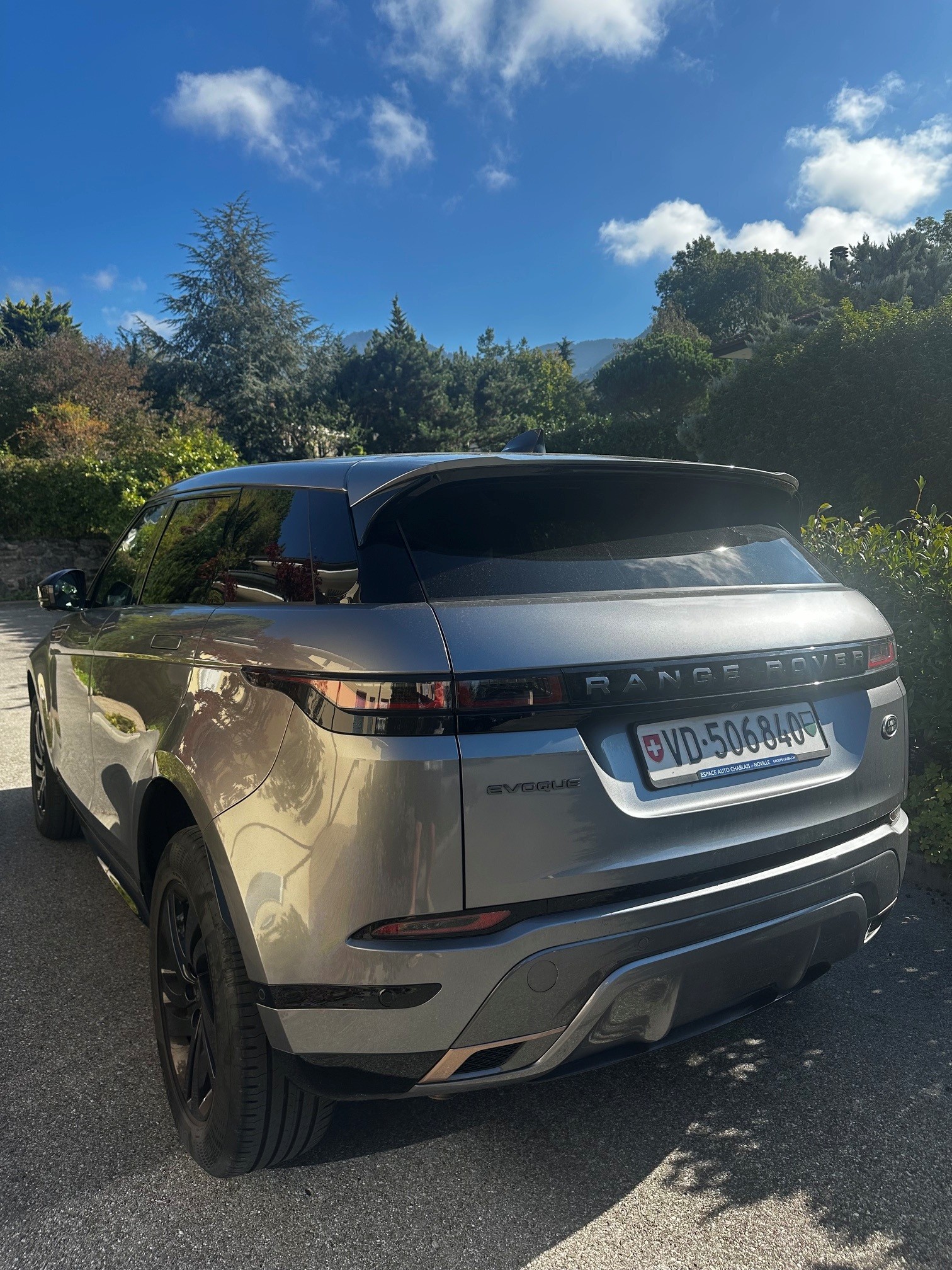 LAND ROVER 2.0 D 165 R-Dynamic-image-1