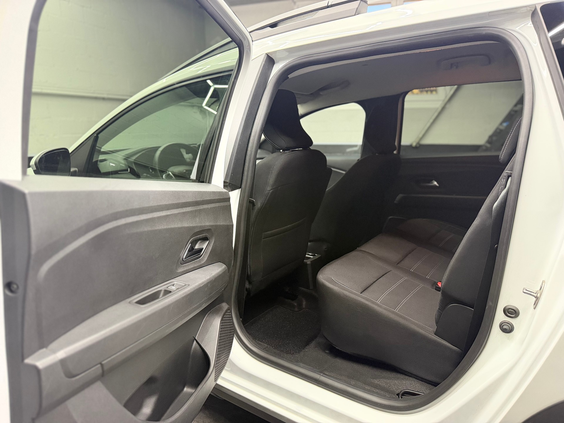 DACIA Jogger TCe 110 Essential | CH-Auto aus 1.Hand | 7. Plätzer | Totwinkelassistent | Rückfahrkamera-image-15