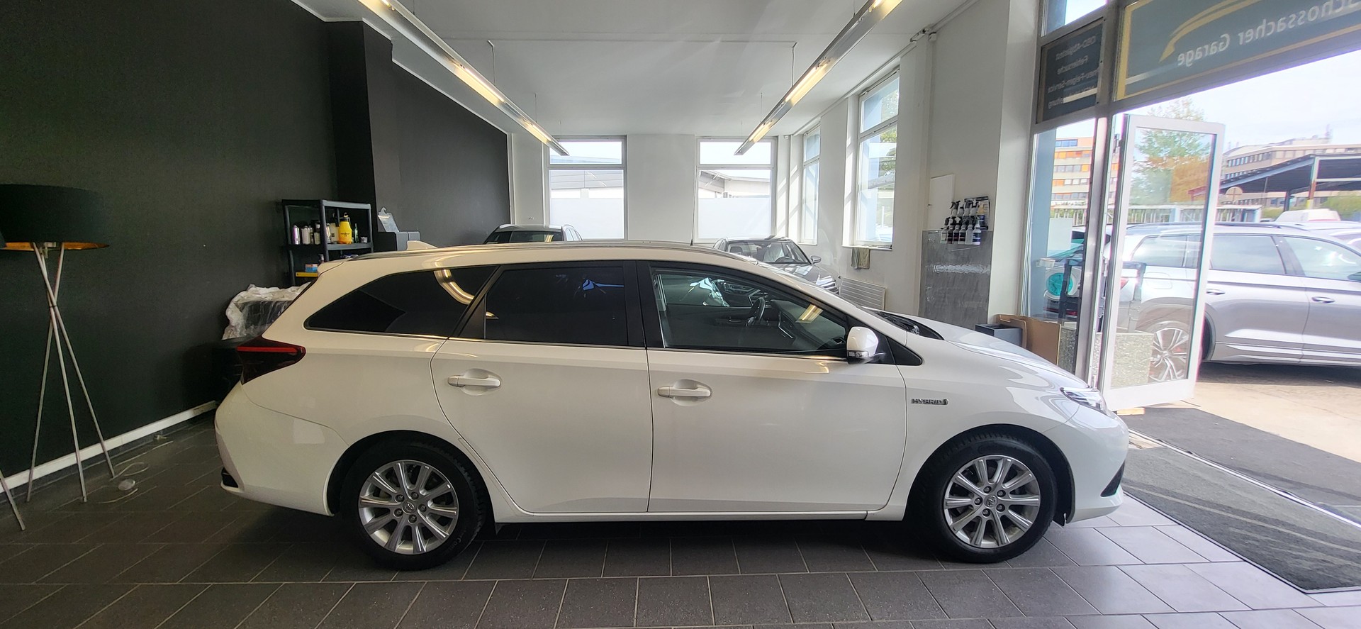 TOYOTA Auris Touring Sports 1.8 HSD Sol e-CVT-image-3