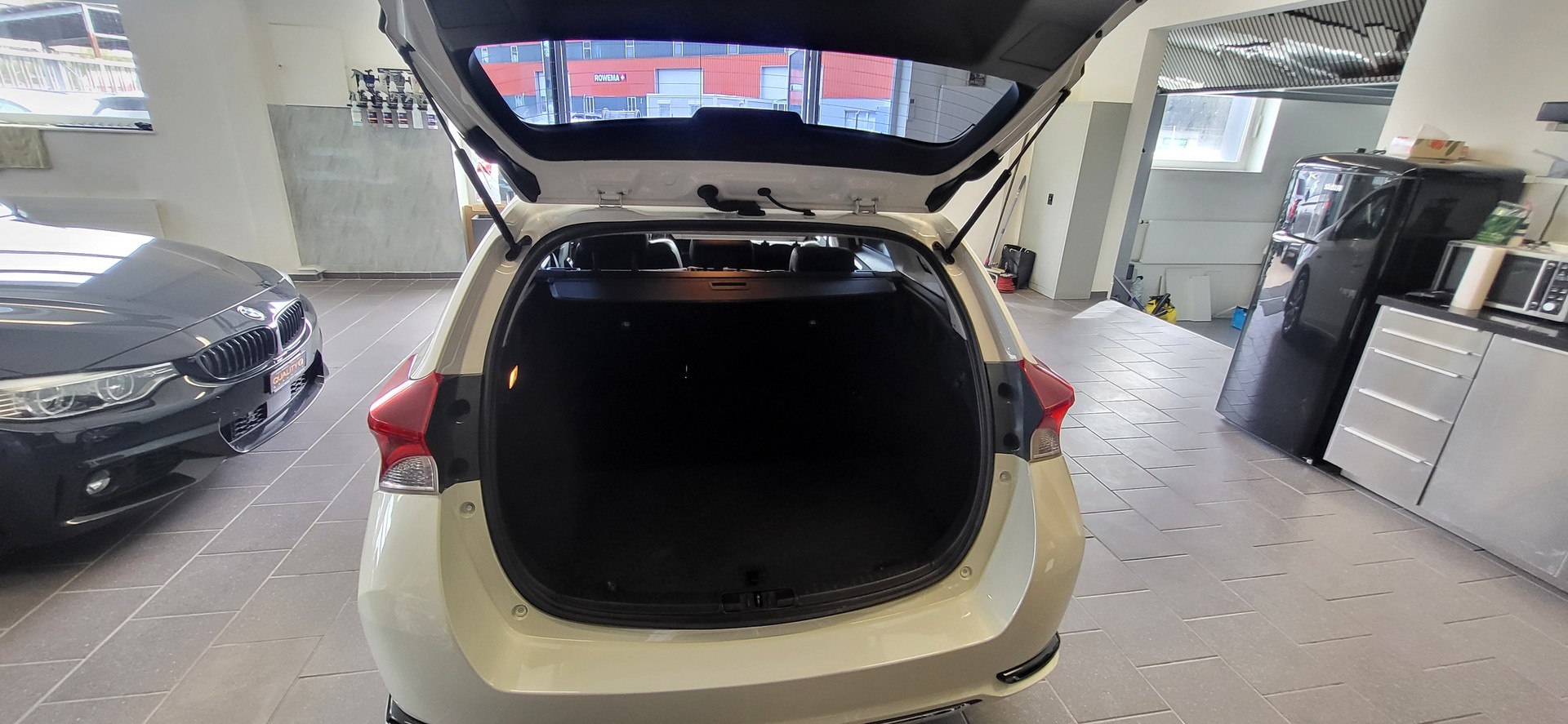 TOYOTA Auris Touring Sports 1.8 HSD Sol e-CVT-image-15