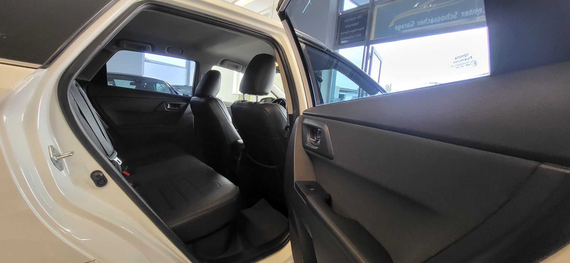 TOYOTA Auris Touring Sports 1.8 HSD Sol e-CVT-image-12