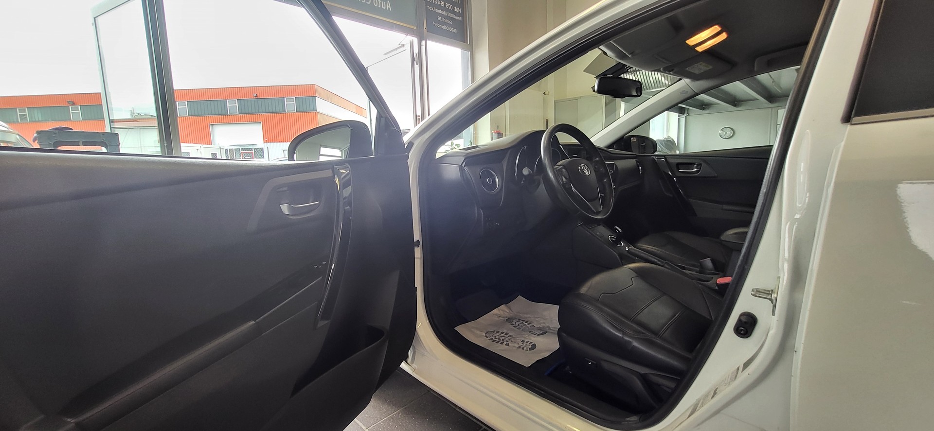 TOYOTA Auris Touring Sports 1.8 HSD Sol e-CVT-image-7