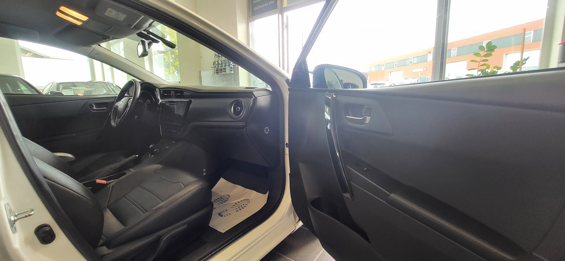 TOYOTA Auris Touring Sports 1.8 HSD Sol e-CVT-image-13
