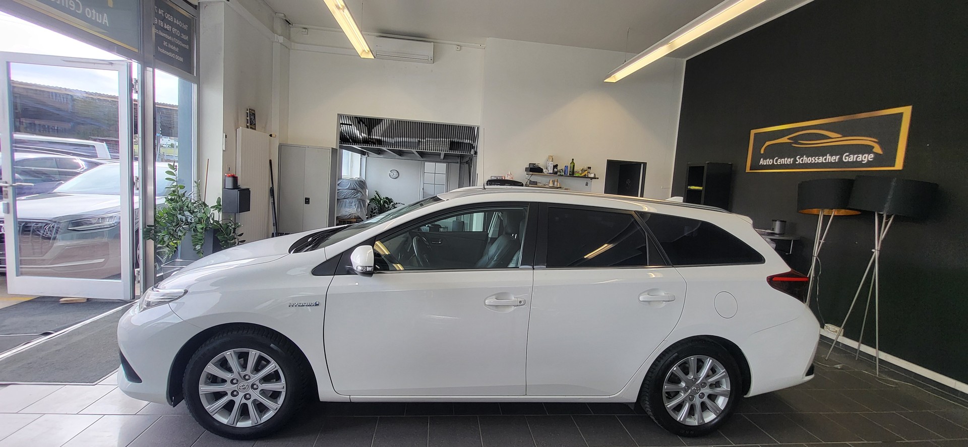 TOYOTA Auris Touring Sports 1.8 HSD Sol e-CVT-image-4
