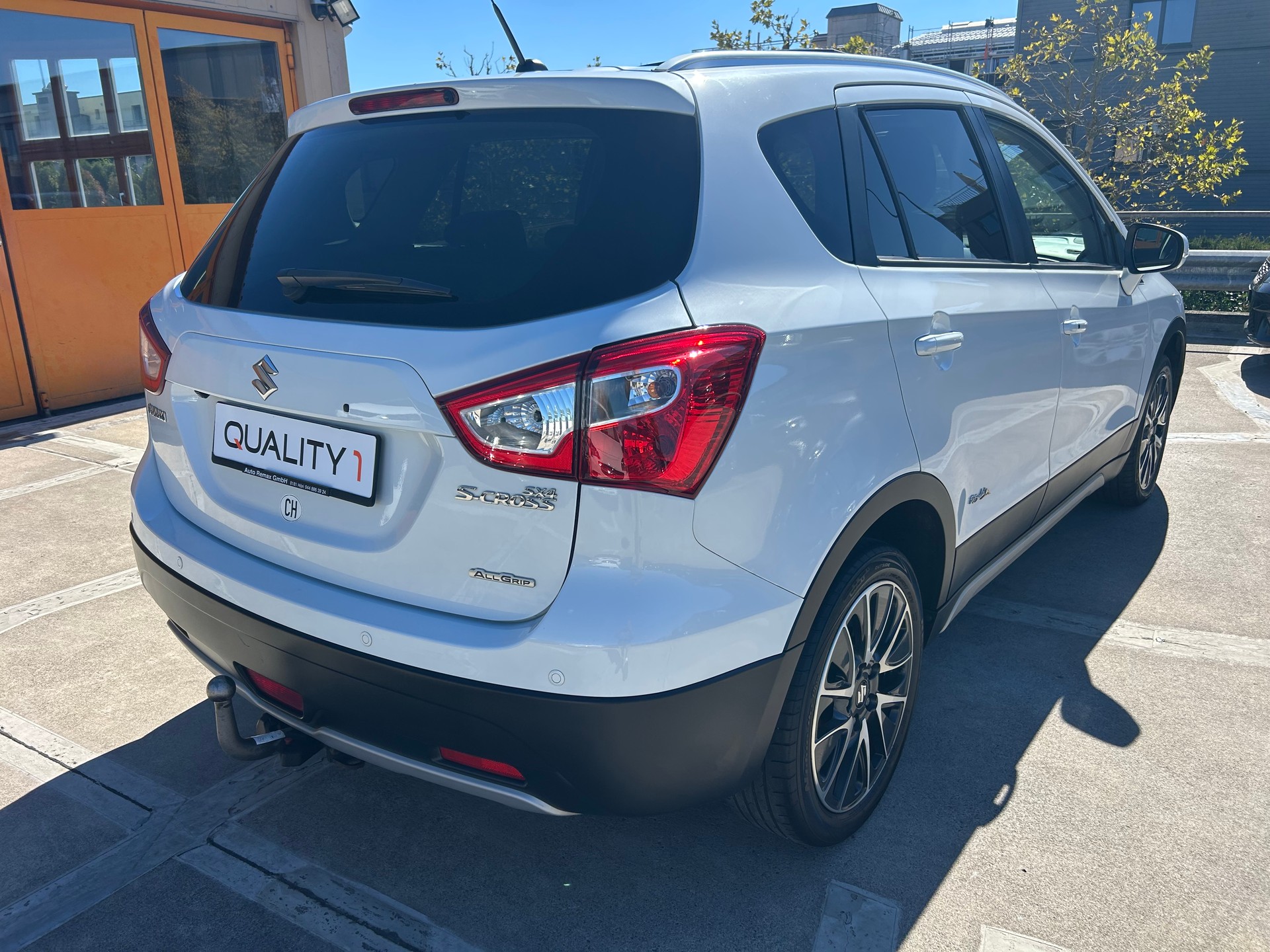 SUZUKI SX4 S-Cross 1.6 TD PizSulai Top 4WD TCSS-image-3