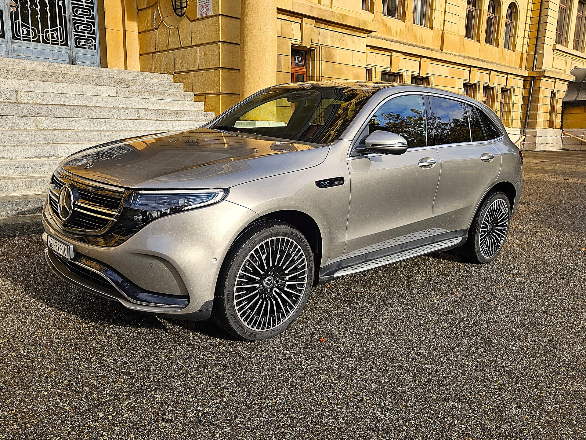 MERCEDES-BENZ EQC 400 AMG Line, Parfait état! services Mercedes, garantie 12 mois, couleur rare "Champagne", Crochet, vitrage acoustique-image-3
