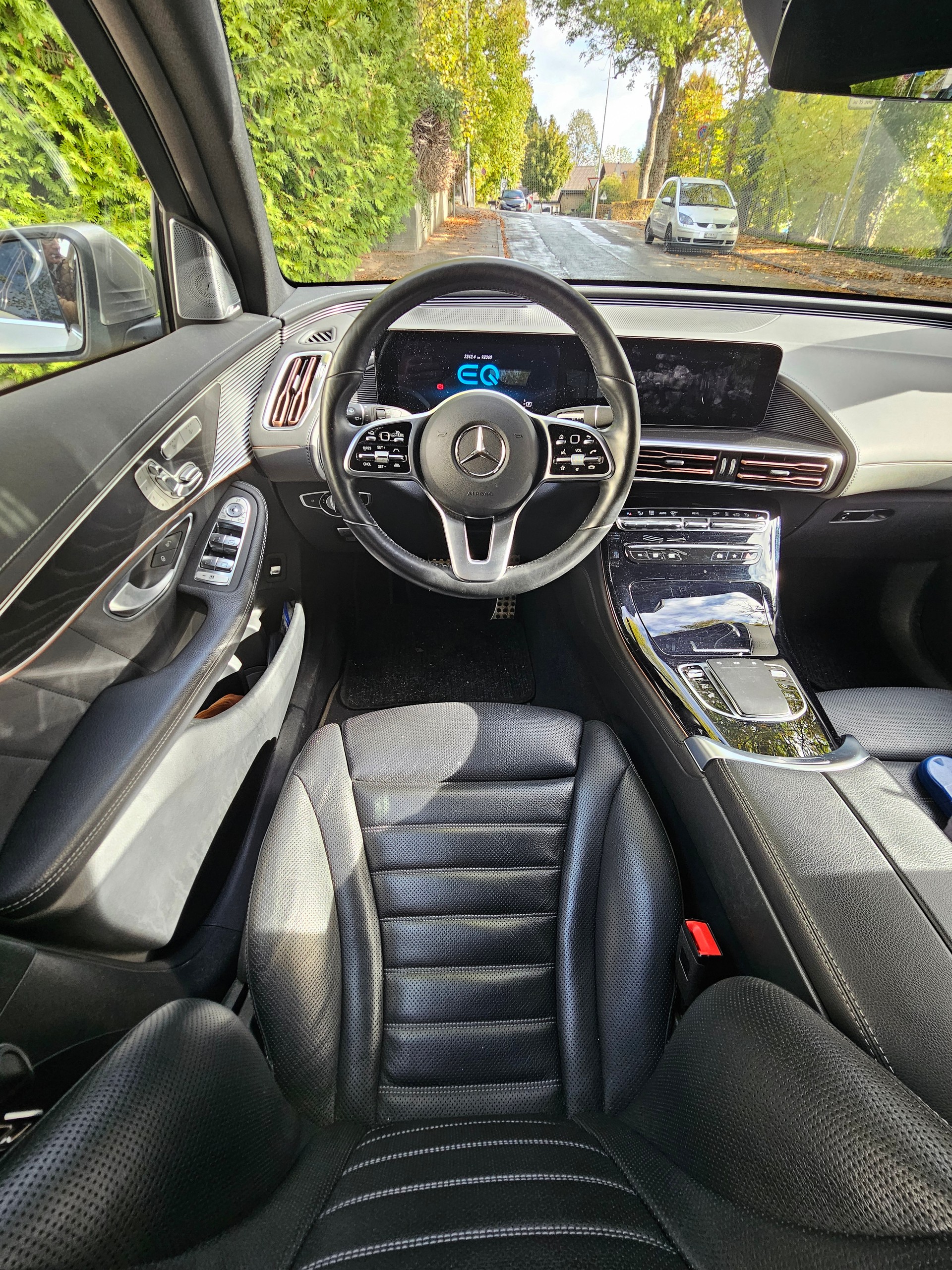MERCEDES-BENZ EQC 400 AMG Line, Parfait état! services Mercedes, garantie 12 mois, couleur rare "Champagne", Crochet, vitrage acoustique-image-7