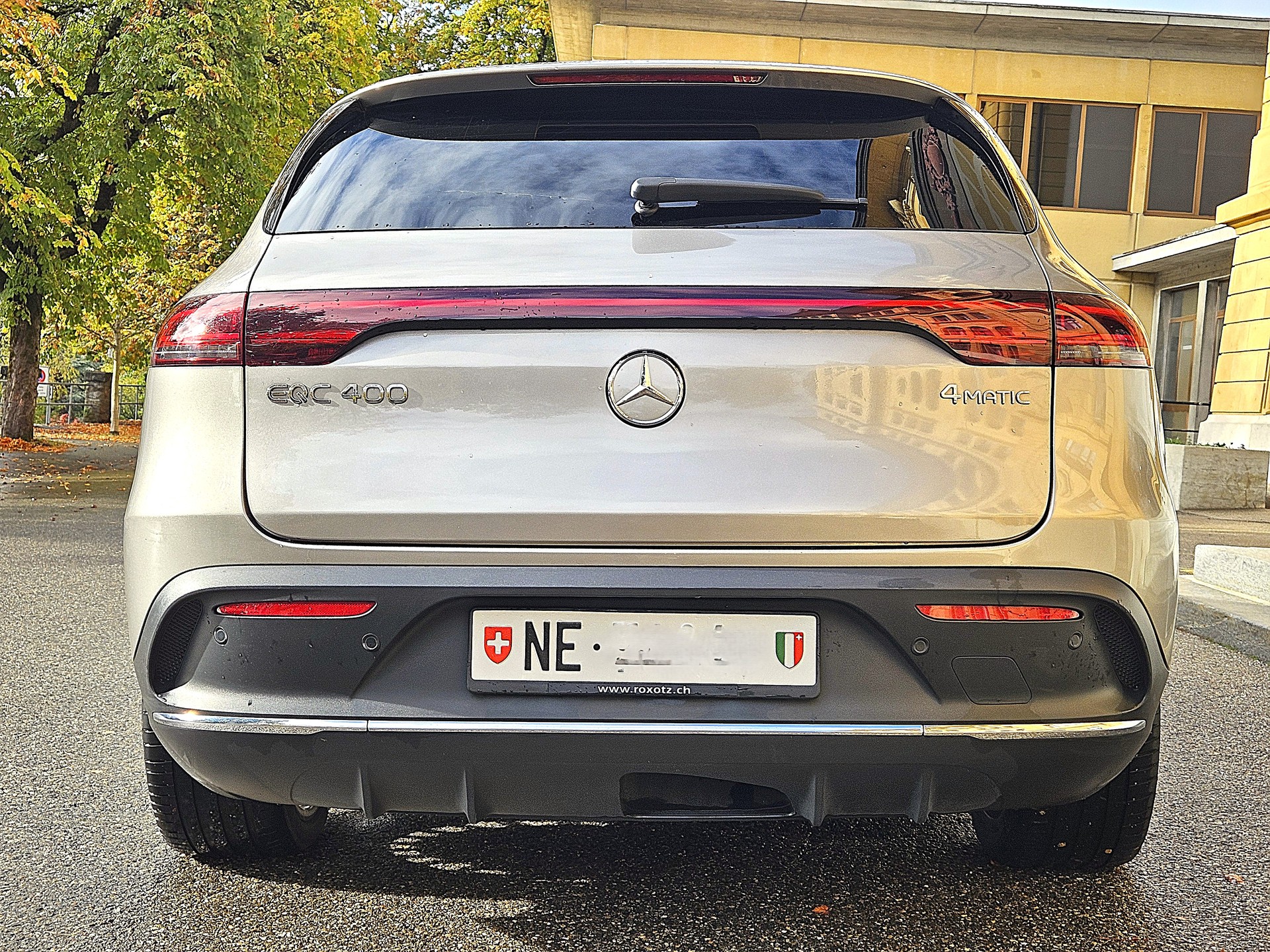 MERCEDES-BENZ EQC 400 AMG Line, Parfait état! services Mercedes, garantie 12 mois, couleur rare "Champagne", Crochet, vitrage acoustique-image-4