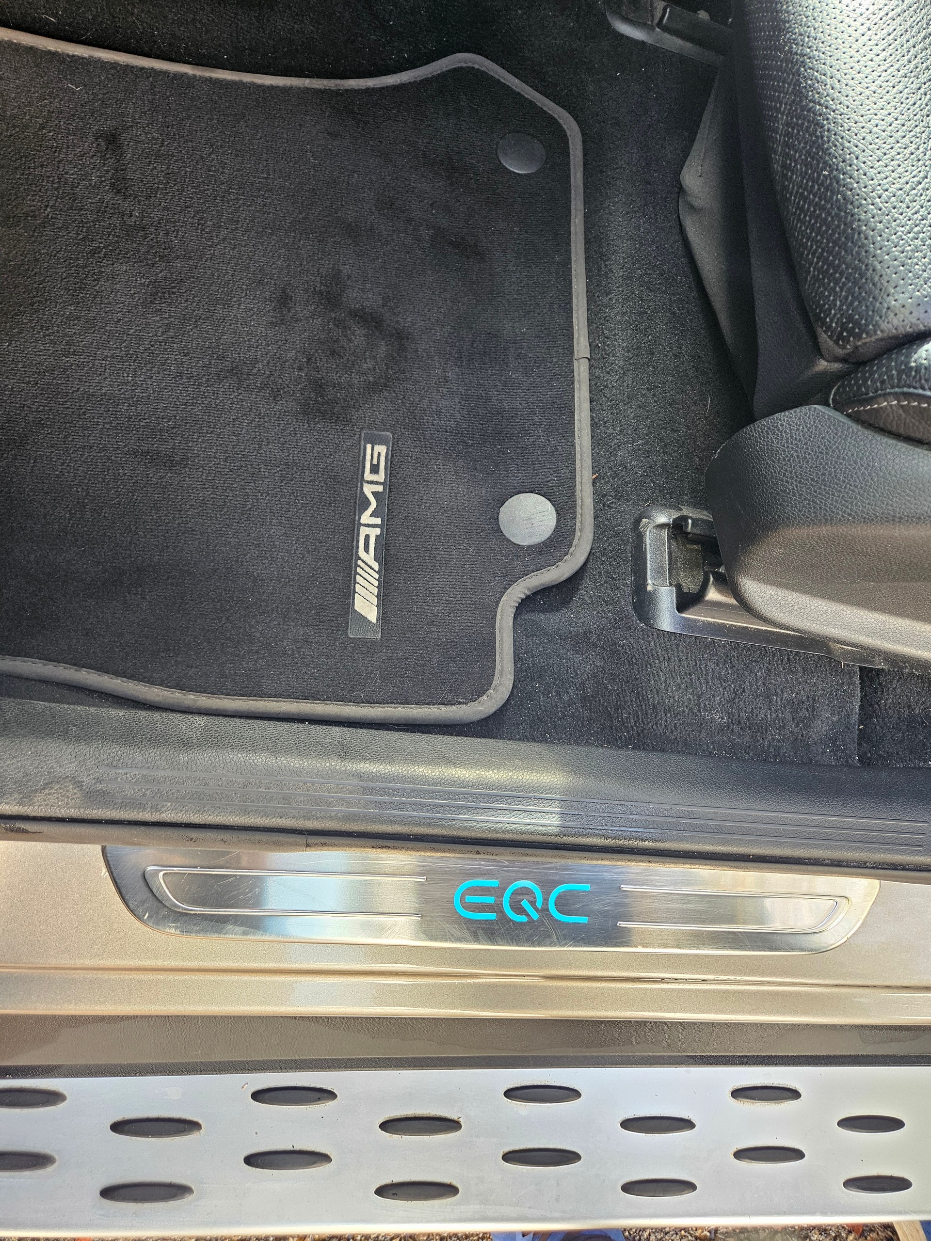 MERCEDES-BENZ EQC 400 AMG Line, Parfait état! services Mercedes, garantie 12 mois, couleur rare "Champagne", Crochet, vitrage acoustique-image-13