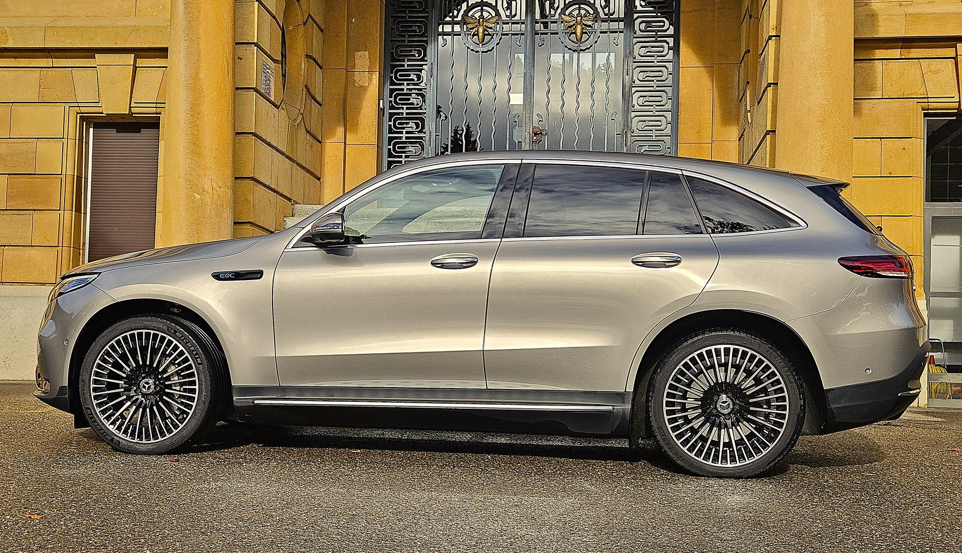 MERCEDES-BENZ EQC 400 AMG Line, Parfait état! services Mercedes, garantie 12 mois, couleur rare "Champagne", Crochet, vitrage acoustique-image-0