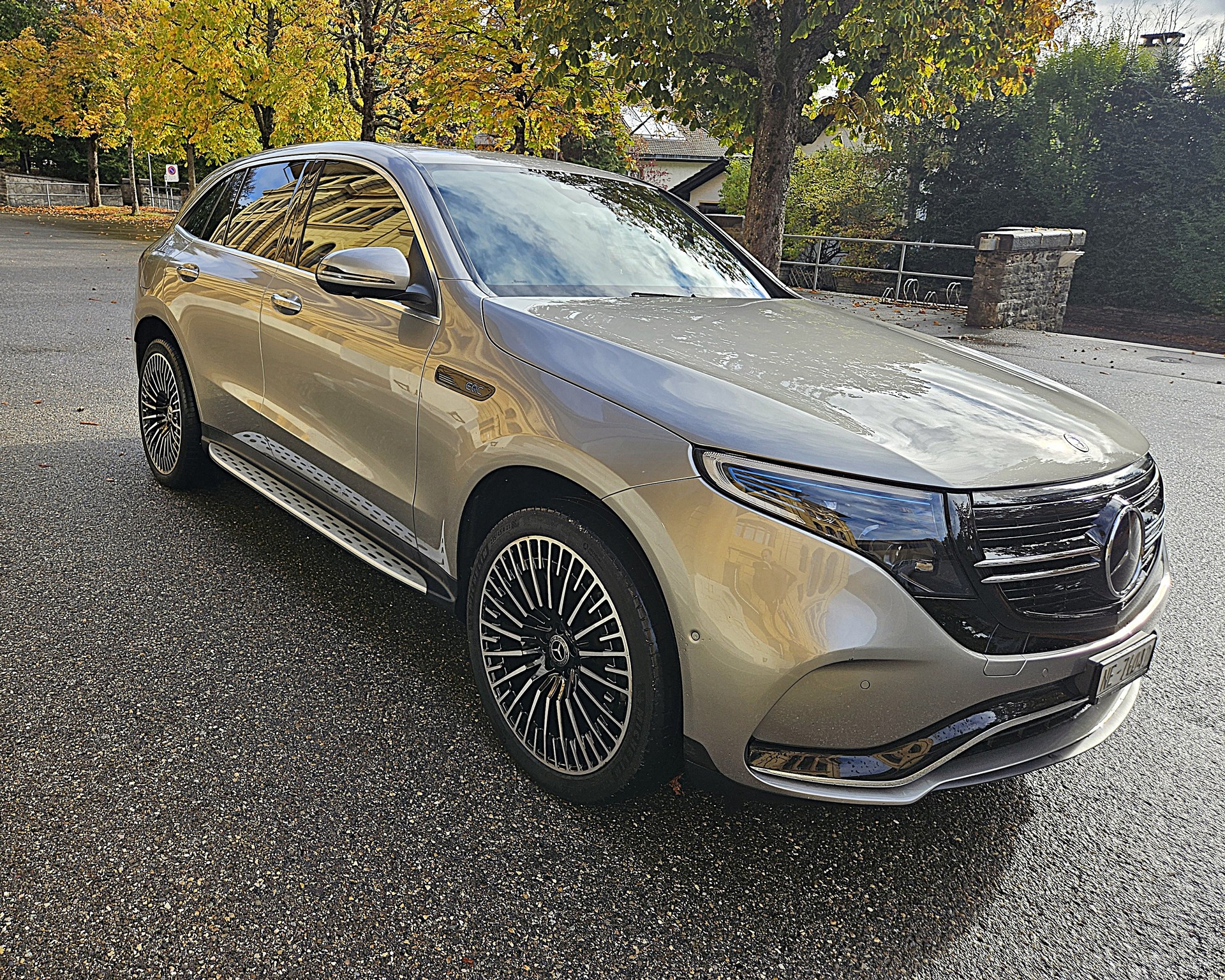 MERCEDES-BENZ EQC 400 AMG Line, Parfait état! services Mercedes, garantie 12 mois, couleur rare "Champagne", Crochet, vitrage acoustique-image-5