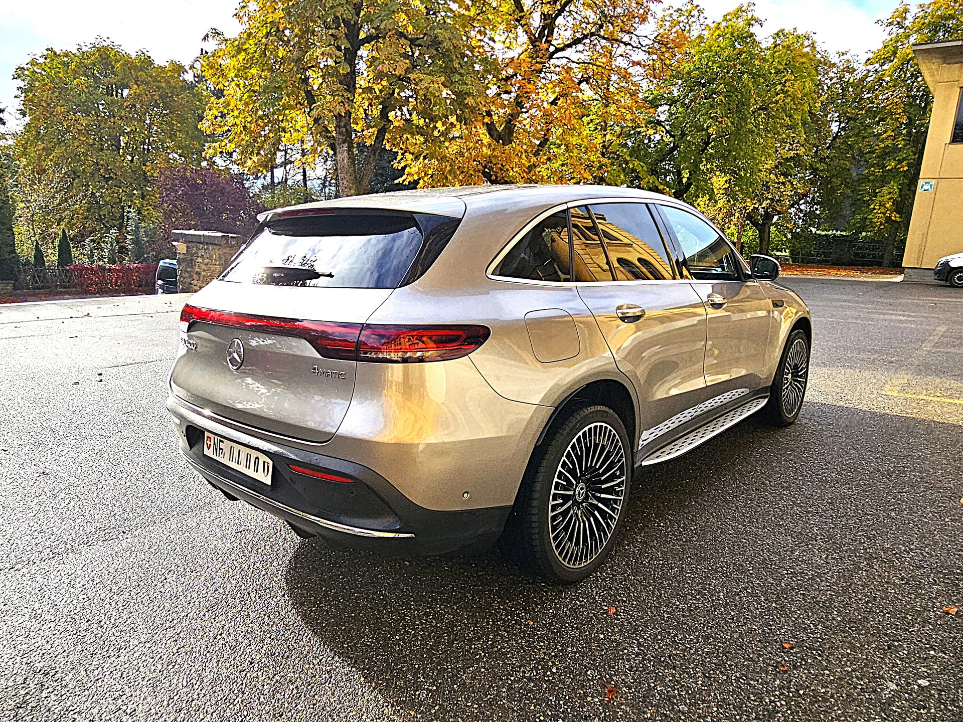MERCEDES-BENZ EQC 400 AMG Line, Parfait état! services Mercedes, garantie 12 mois, couleur rare "Champagne", Crochet, vitrage acoustique-image-6