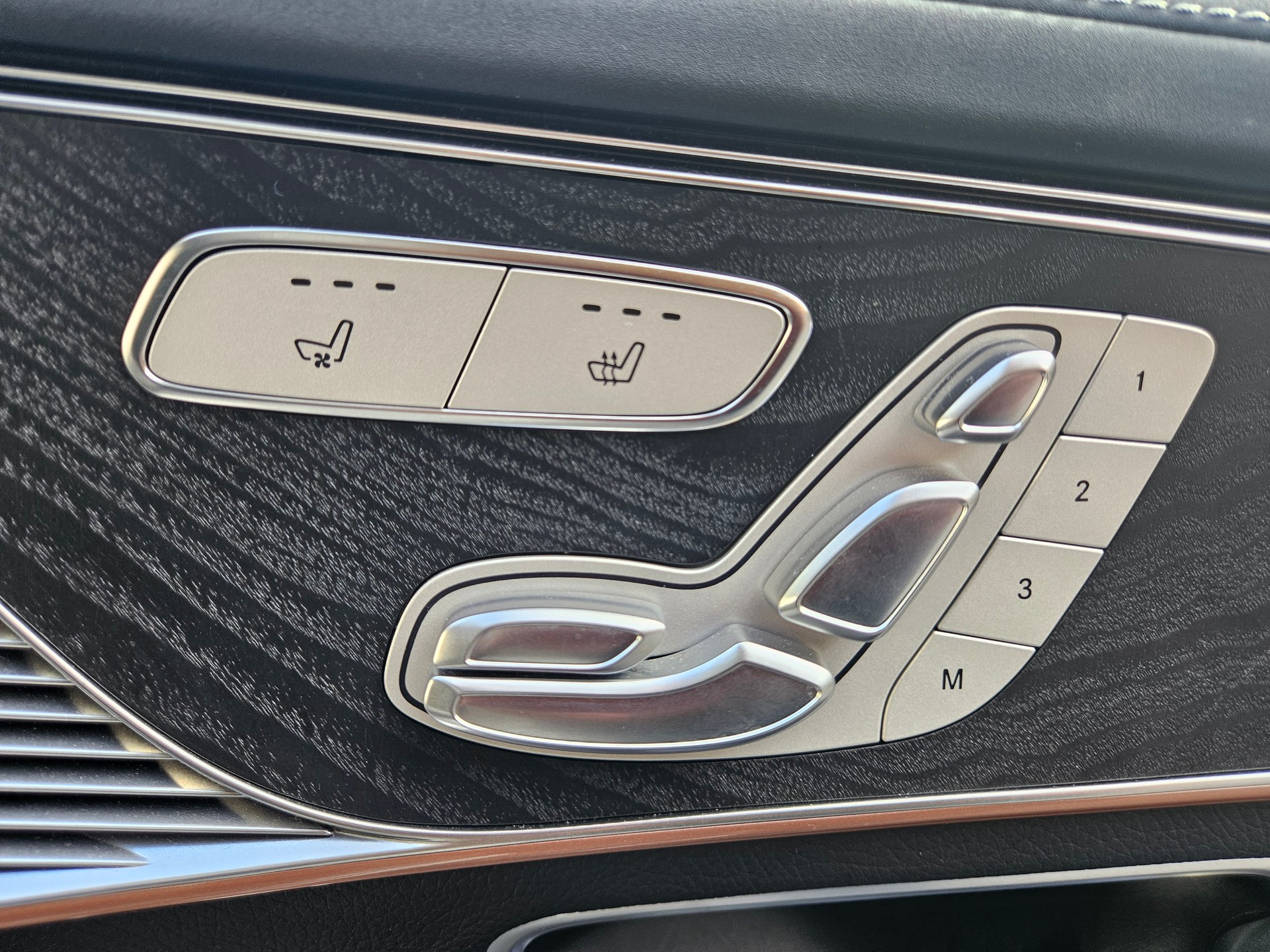 MERCEDES-BENZ EQC 400 AMG Line, Parfait état! services Mercedes, garantie 12 mois, couleur rare "Champagne", Crochet, vitrage acoustique-image-10