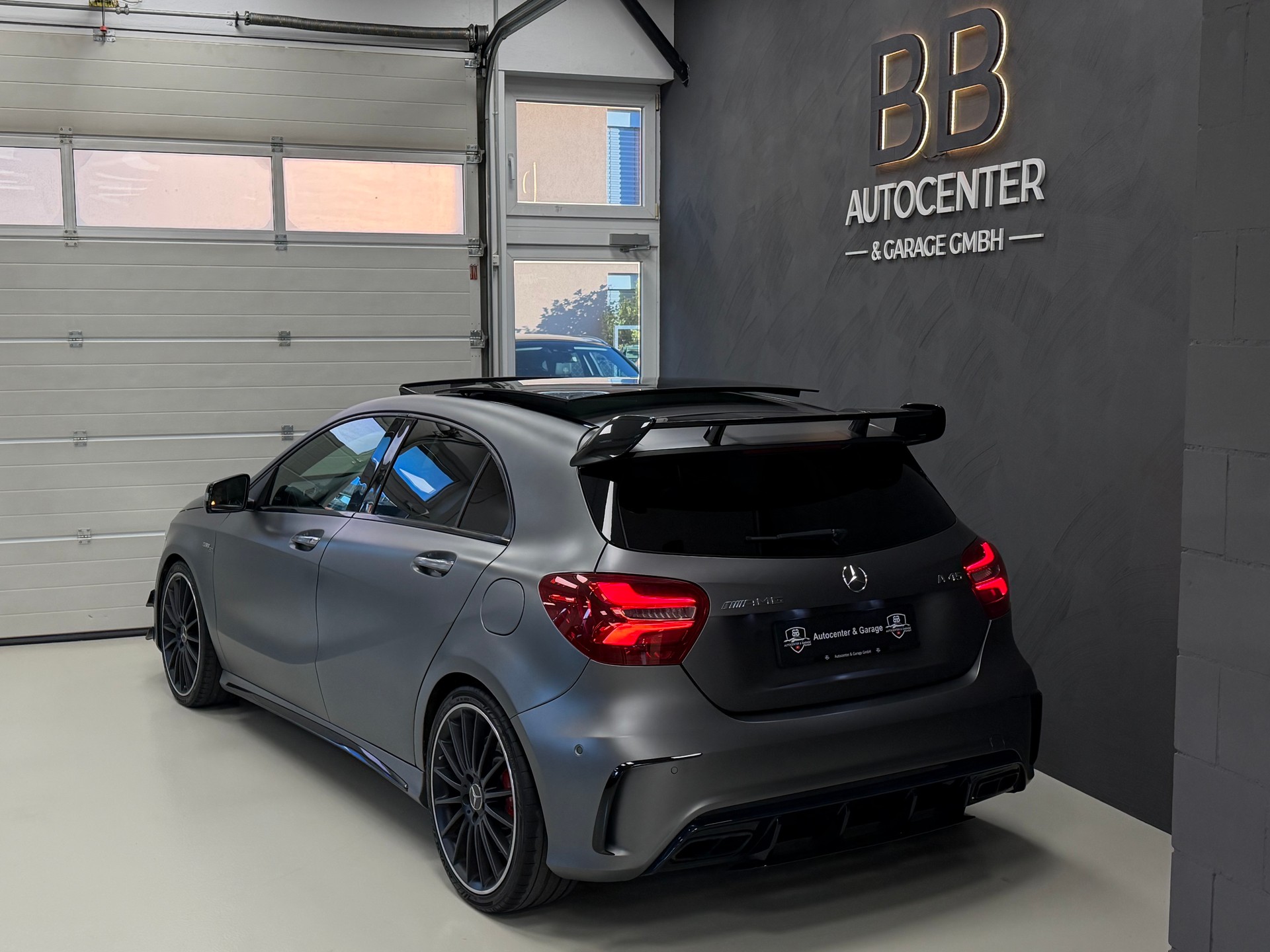 MERCEDES-BENZ A 45 AMG 4Matic Speedshift 7G-DCT **Desingno Mountaingrau Magno**-image-5