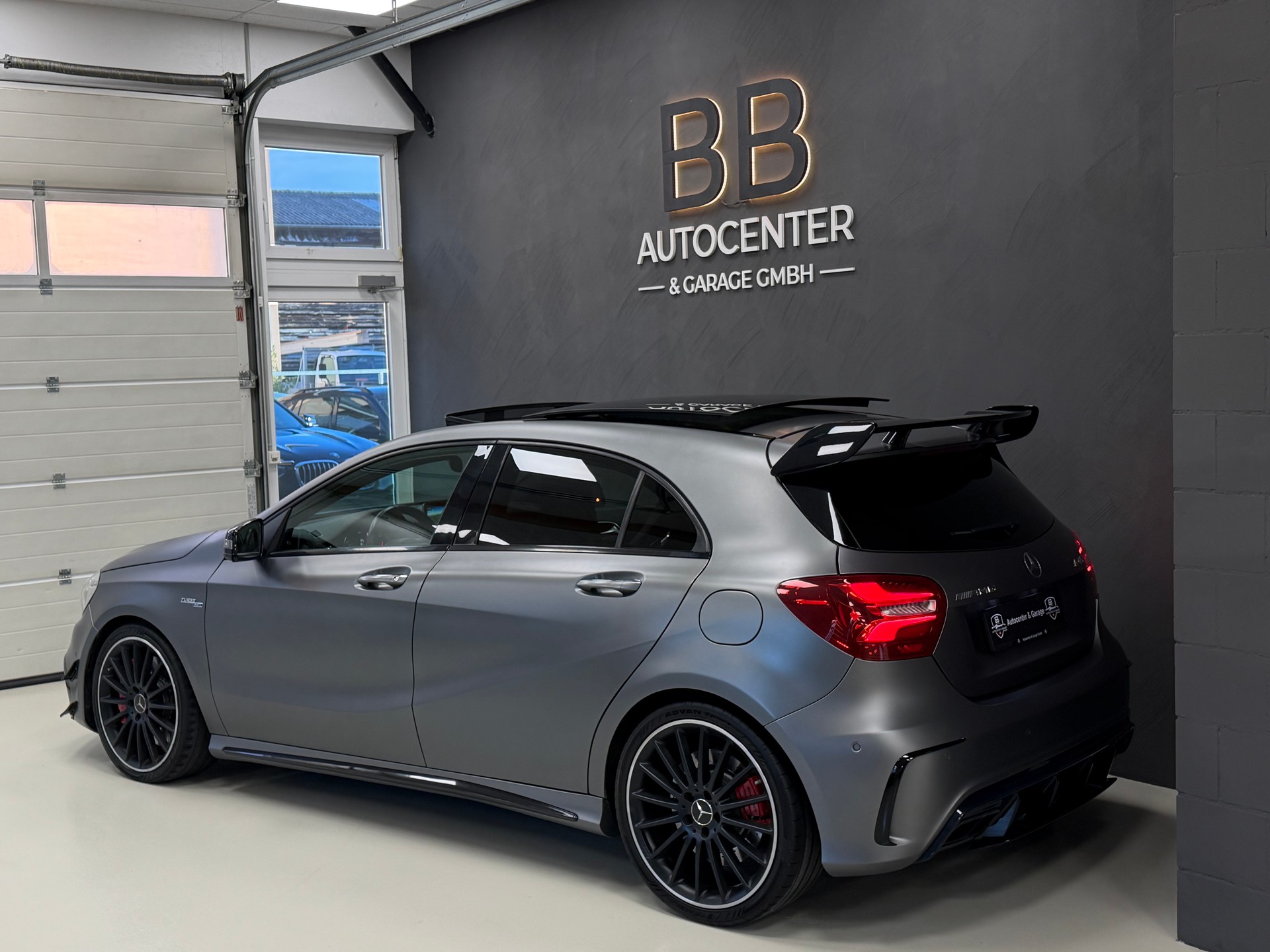 MERCEDES-BENZ A 45 AMG 4Matic Speedshift 7G-DCT **Desingno Mountaingrau Magno**-image-4