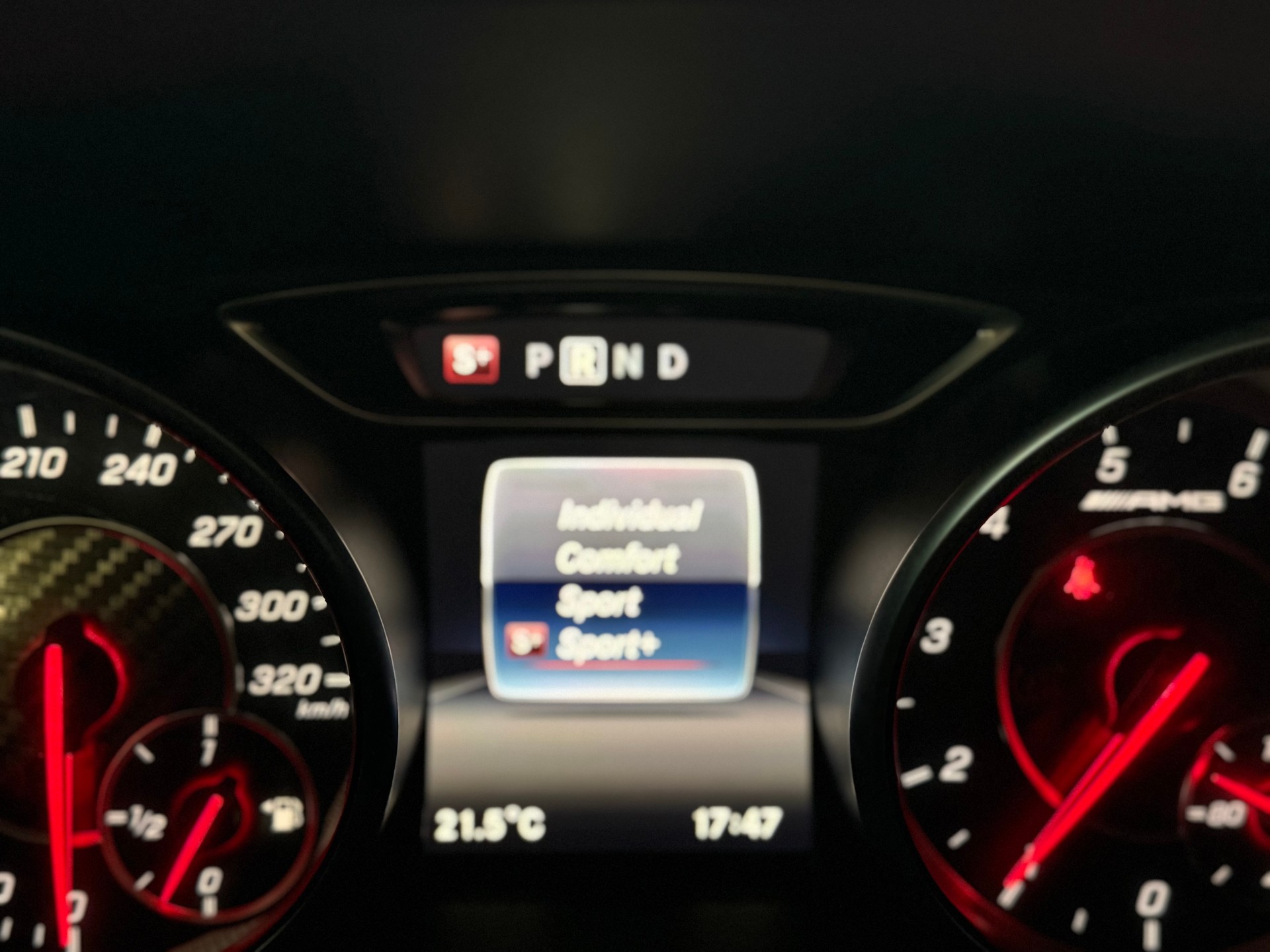 MERCEDES-BENZ A 45 AMG 4Matic Speedshift 7G-DCT **Desingno Mountaingrau Magno**-image-29