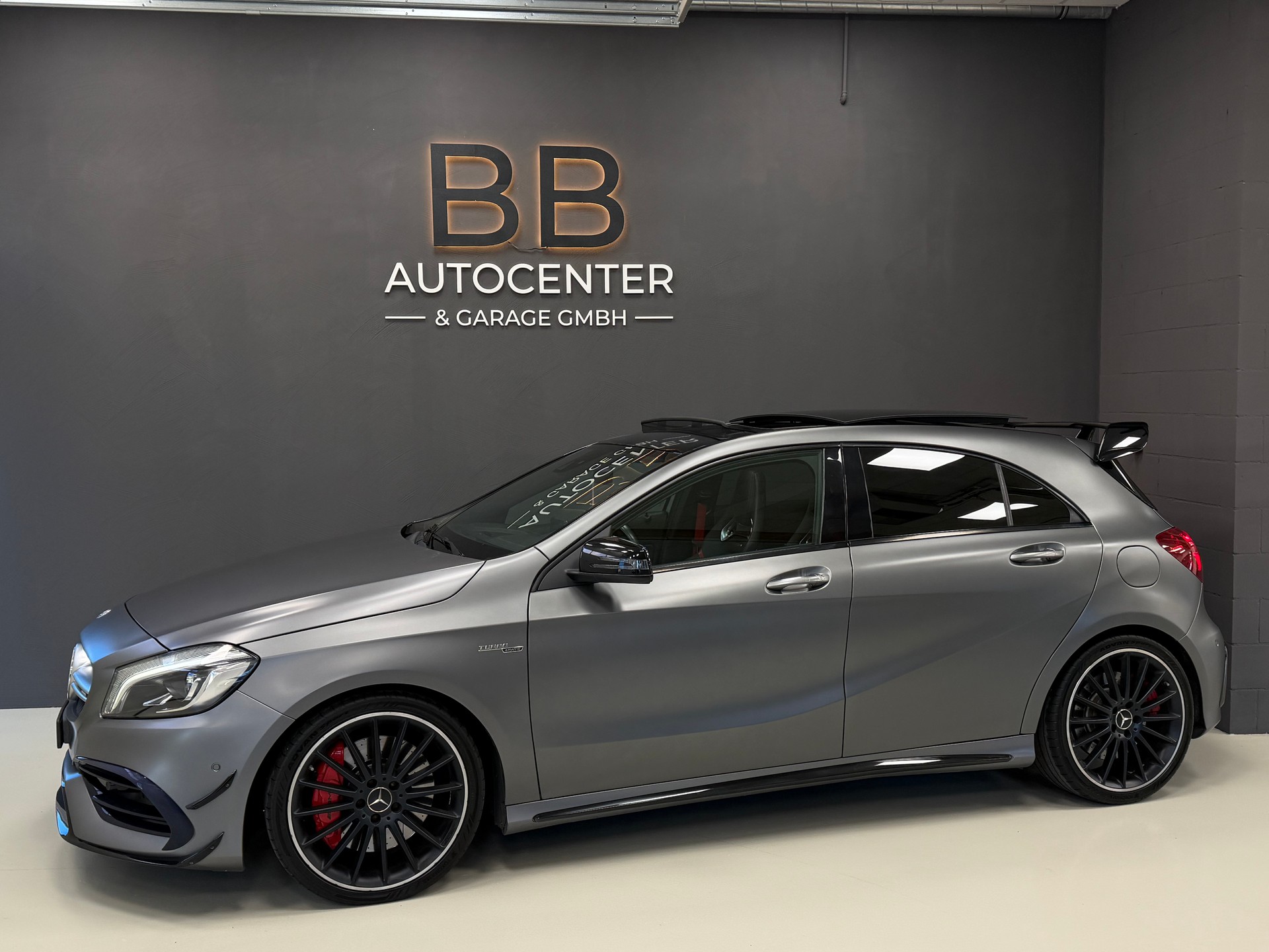 MERCEDES-BENZ A 45 AMG 4Matic Speedshift 7G-DCT **Desingno Mountaingrau Magno**-image-2