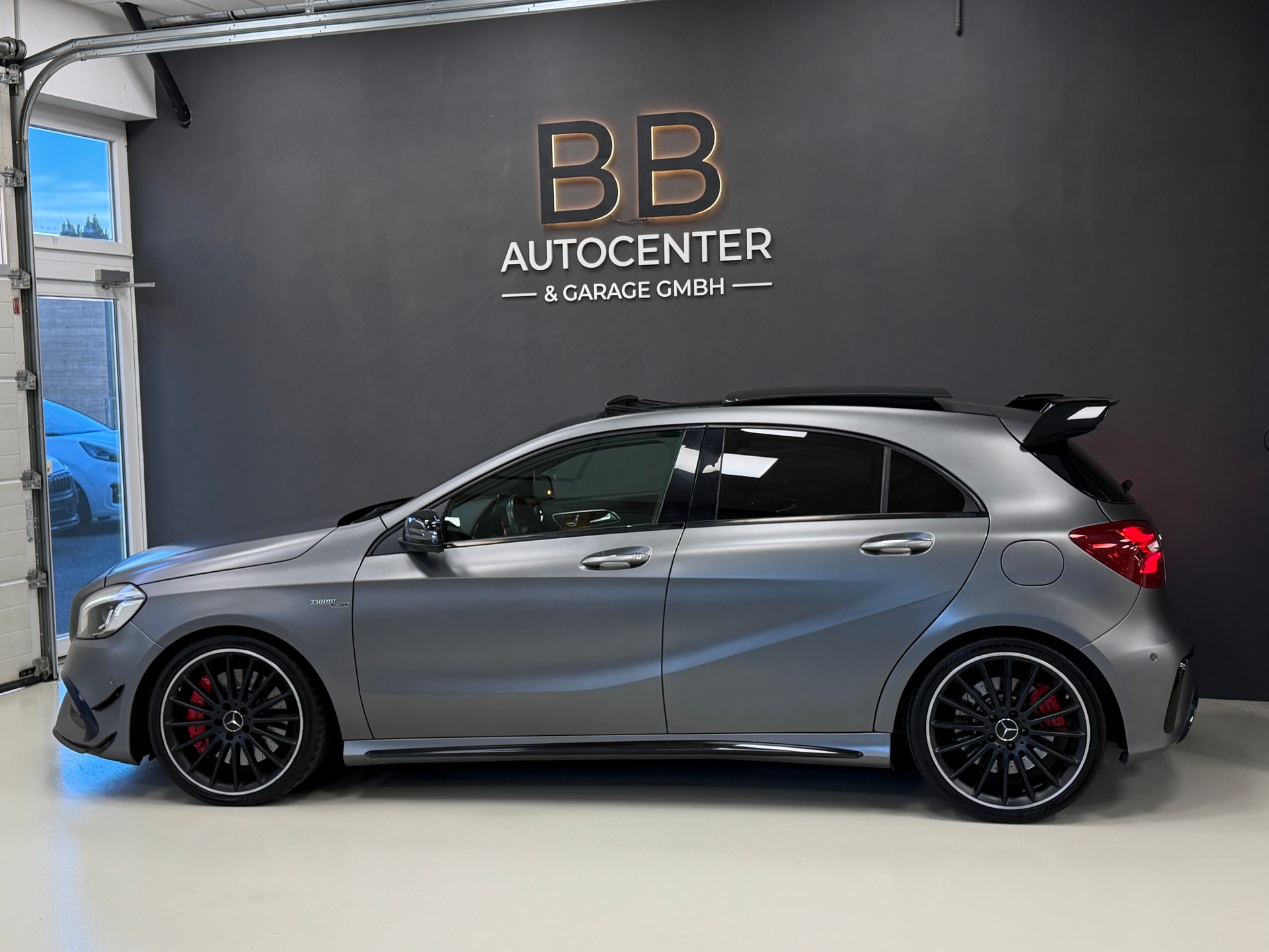 MERCEDES-BENZ A 45 AMG 4Matic Speedshift 7G-DCT **Desingno Mountaingrau Magno**-image-3
