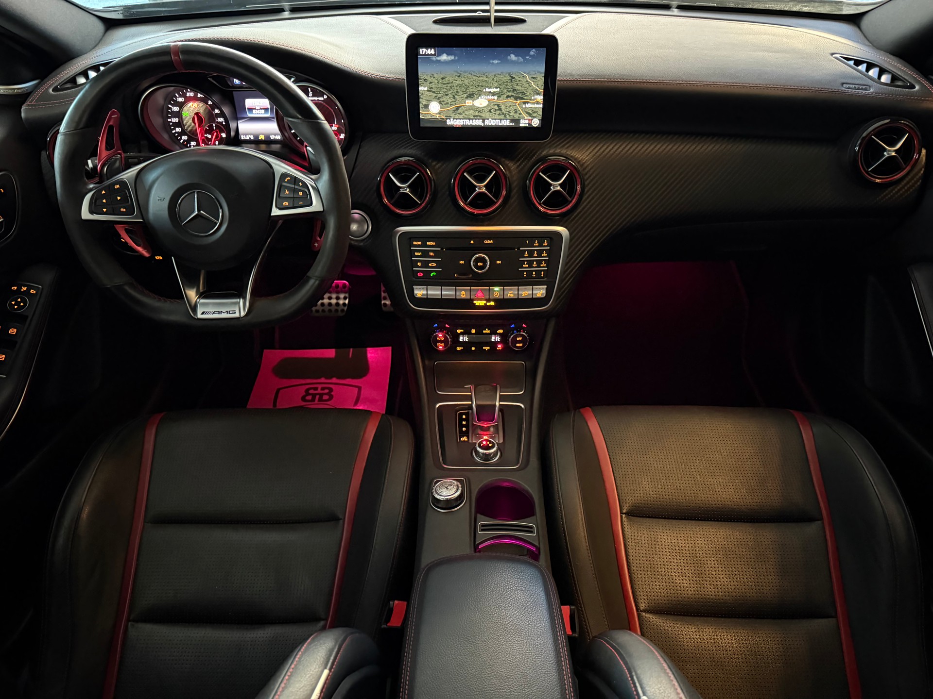 MERCEDES-BENZ A 45 AMG 4Matic Speedshift 7G-DCT **Desingno Mountaingrau Magno**-image-17