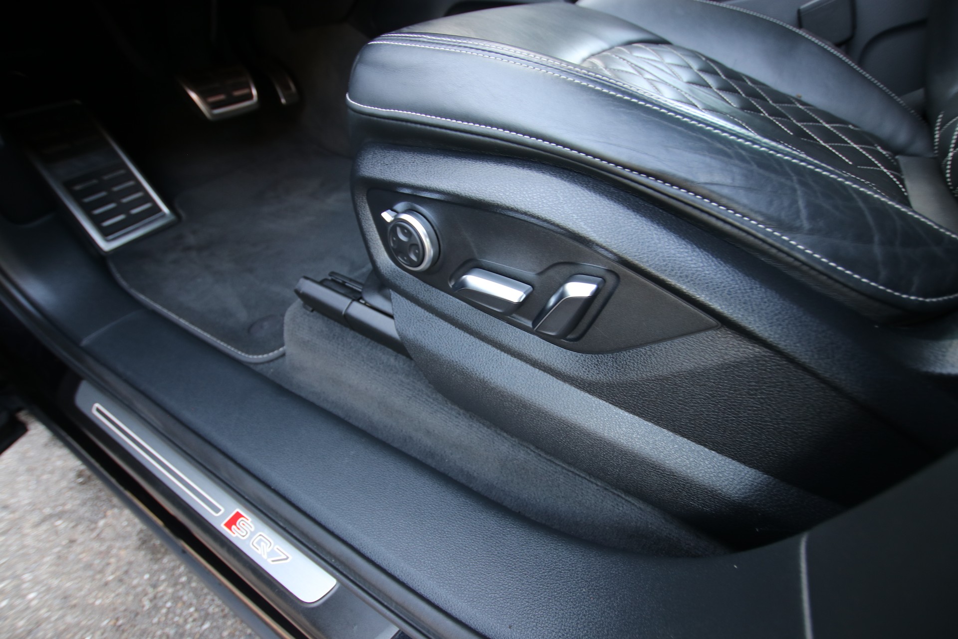 AUDI SQ7 4.0 TDI quattro tiptronic *7-Sitzplätze*-image-19