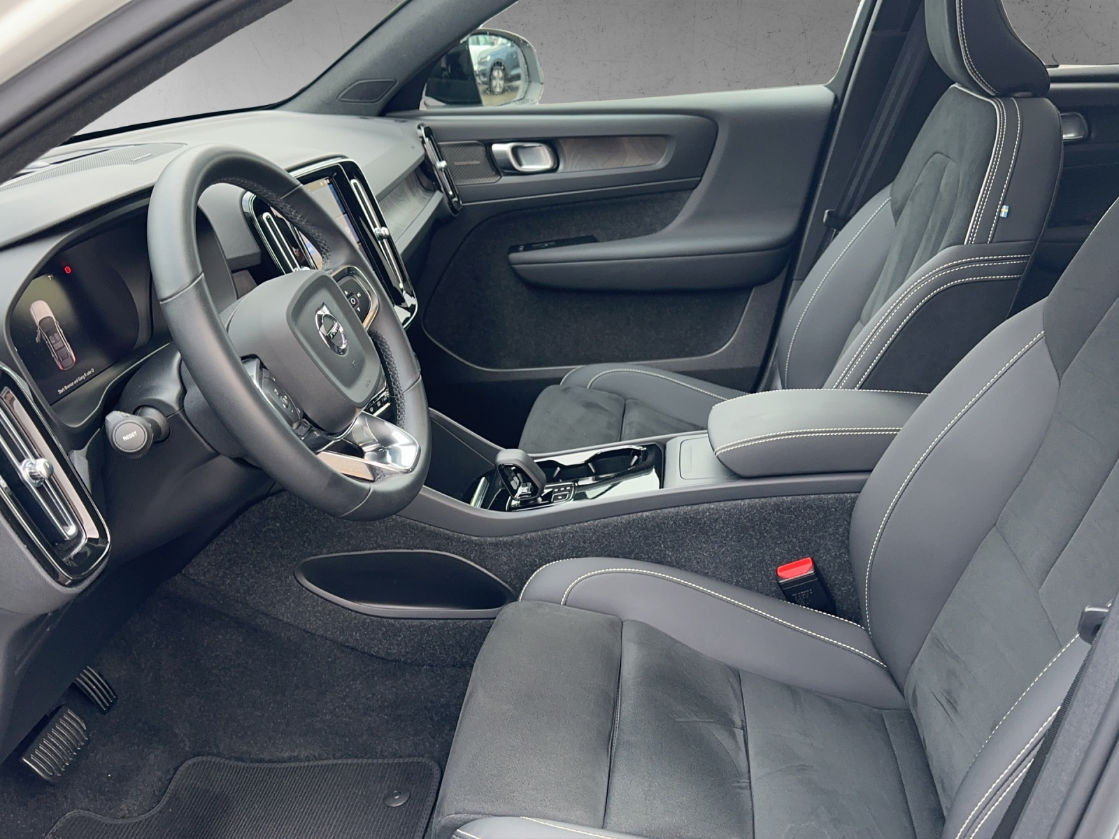 VOLVO C40 Recharge Twin-image-8