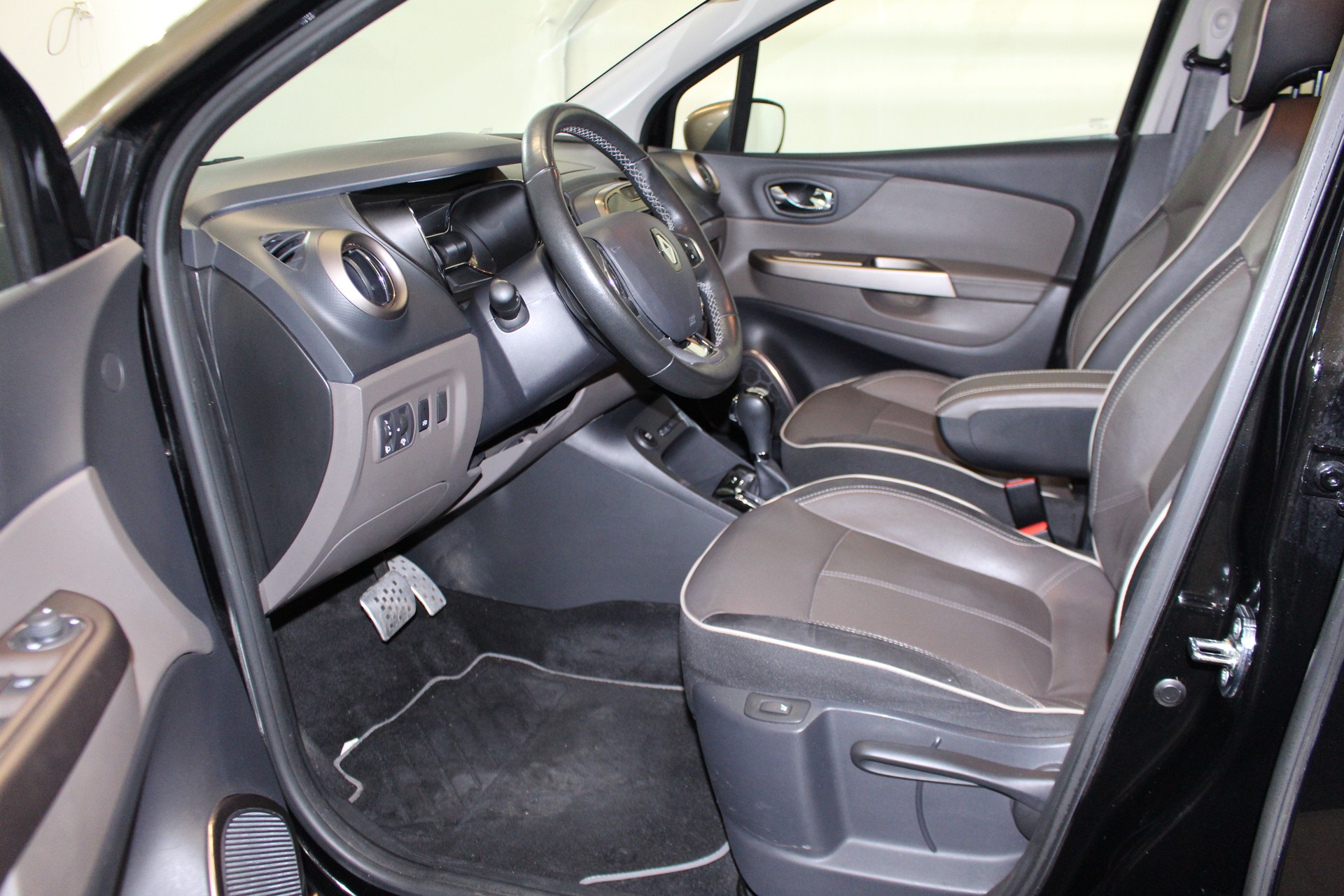 RENAULT Captur 1.2 TCe Privilege EDC S/S-image-6