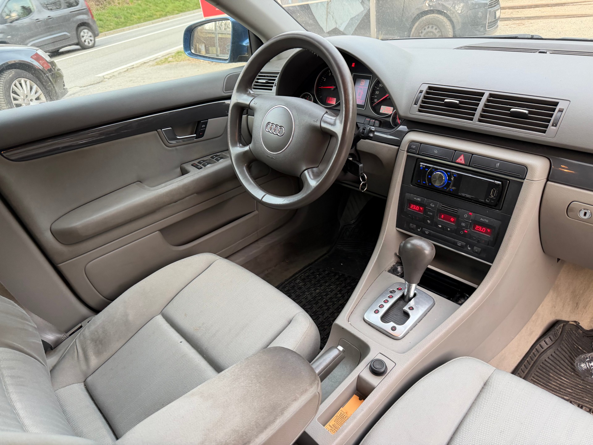 AUDI A4 2.4 V6-image-4