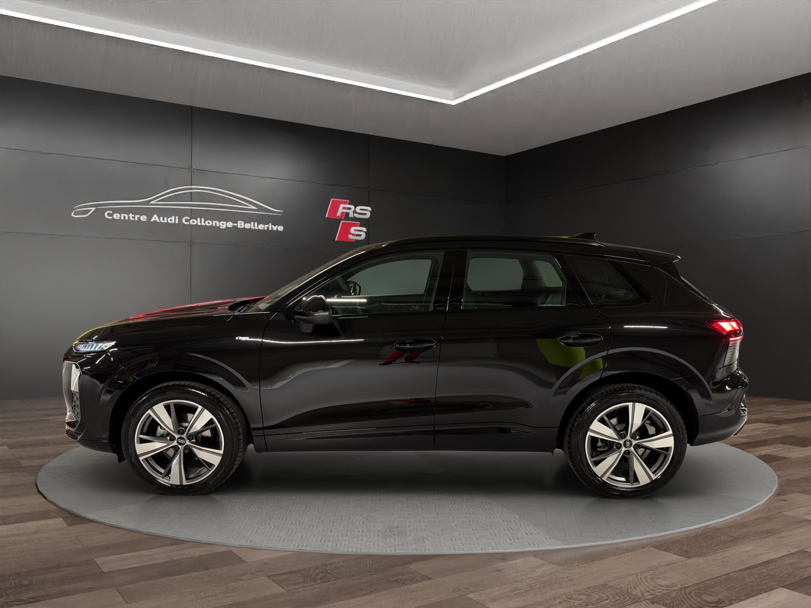 AUDI Q3 SUV 110 kW TFSI S tronic-image-2