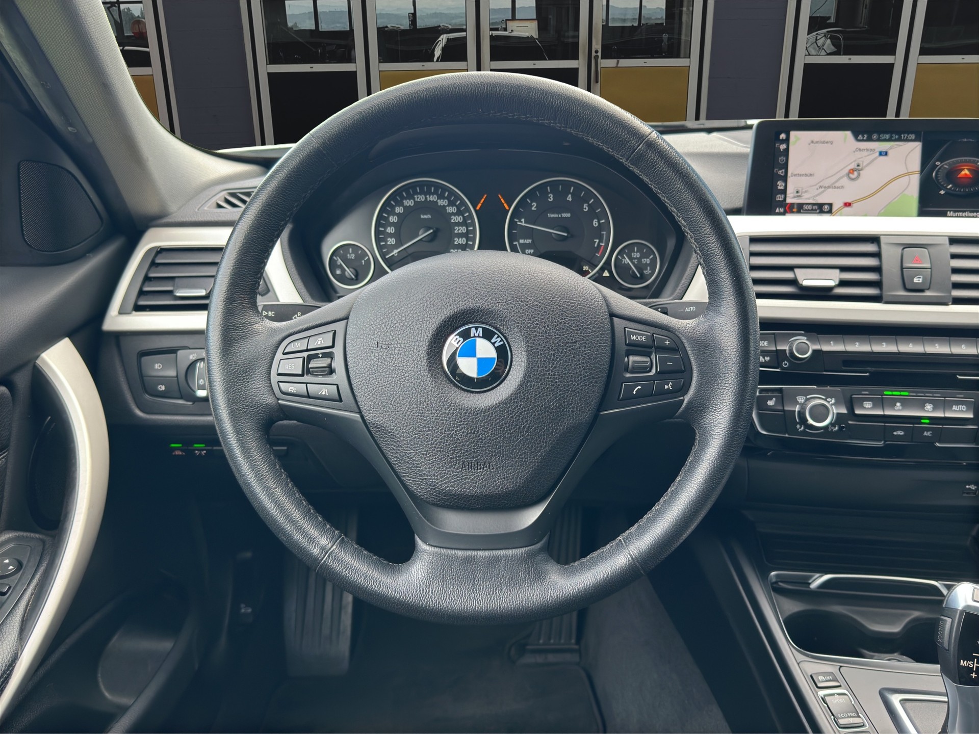 BMW 330i xDrive-image-11
