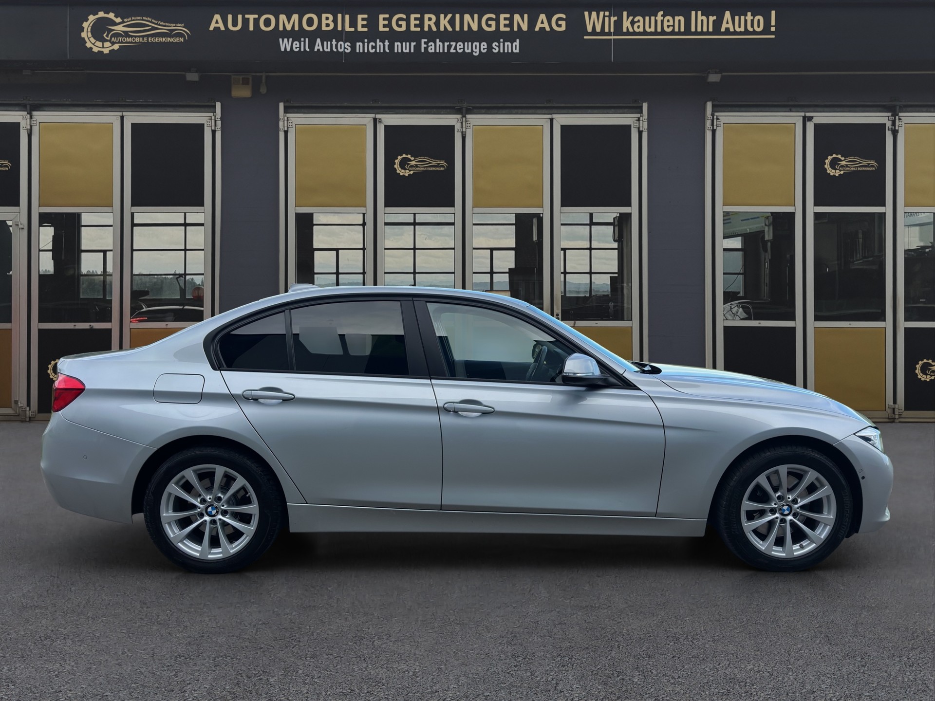 BMW 330i xDrive-image-3