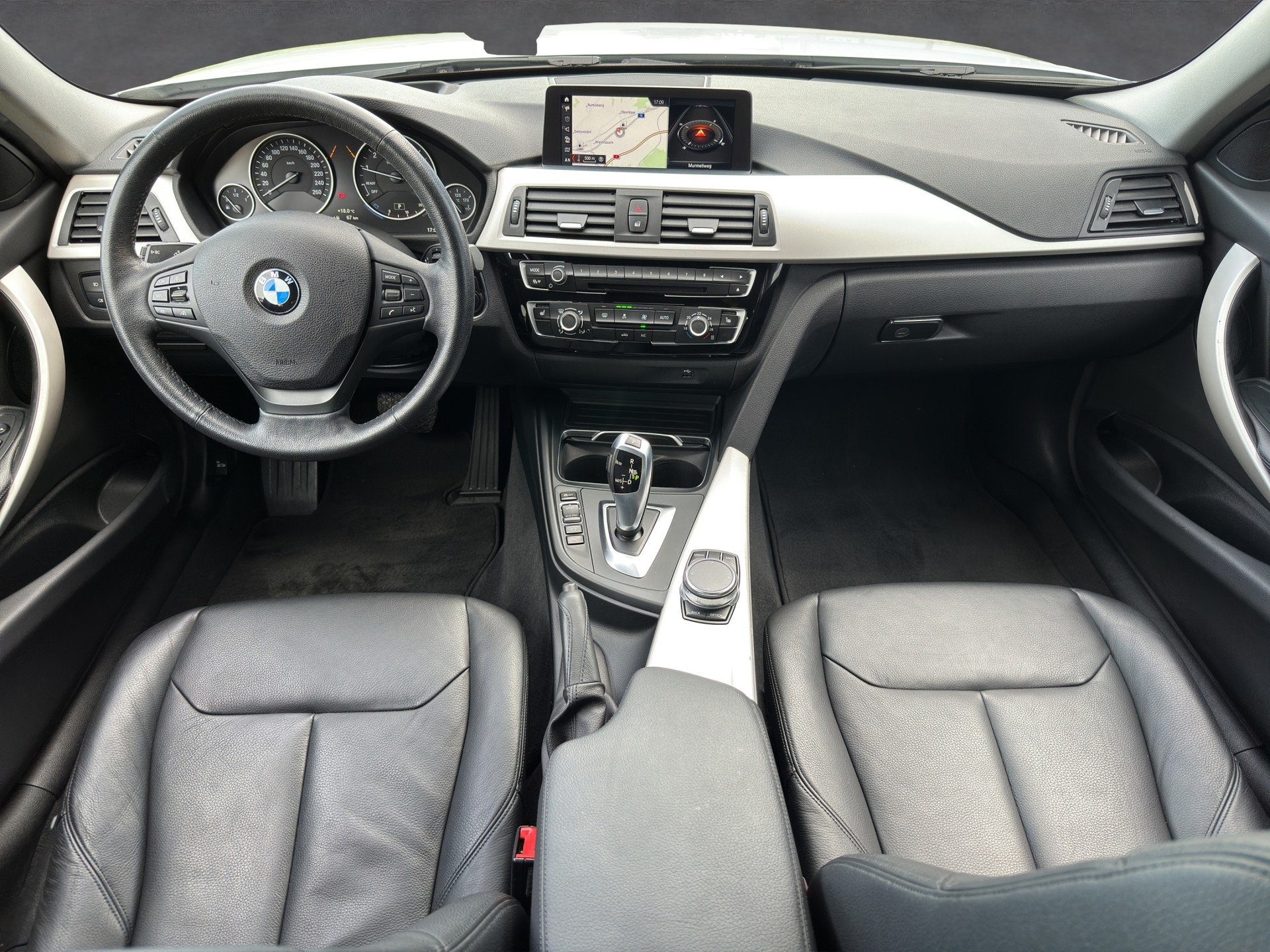 BMW 330i xDrive-image-10