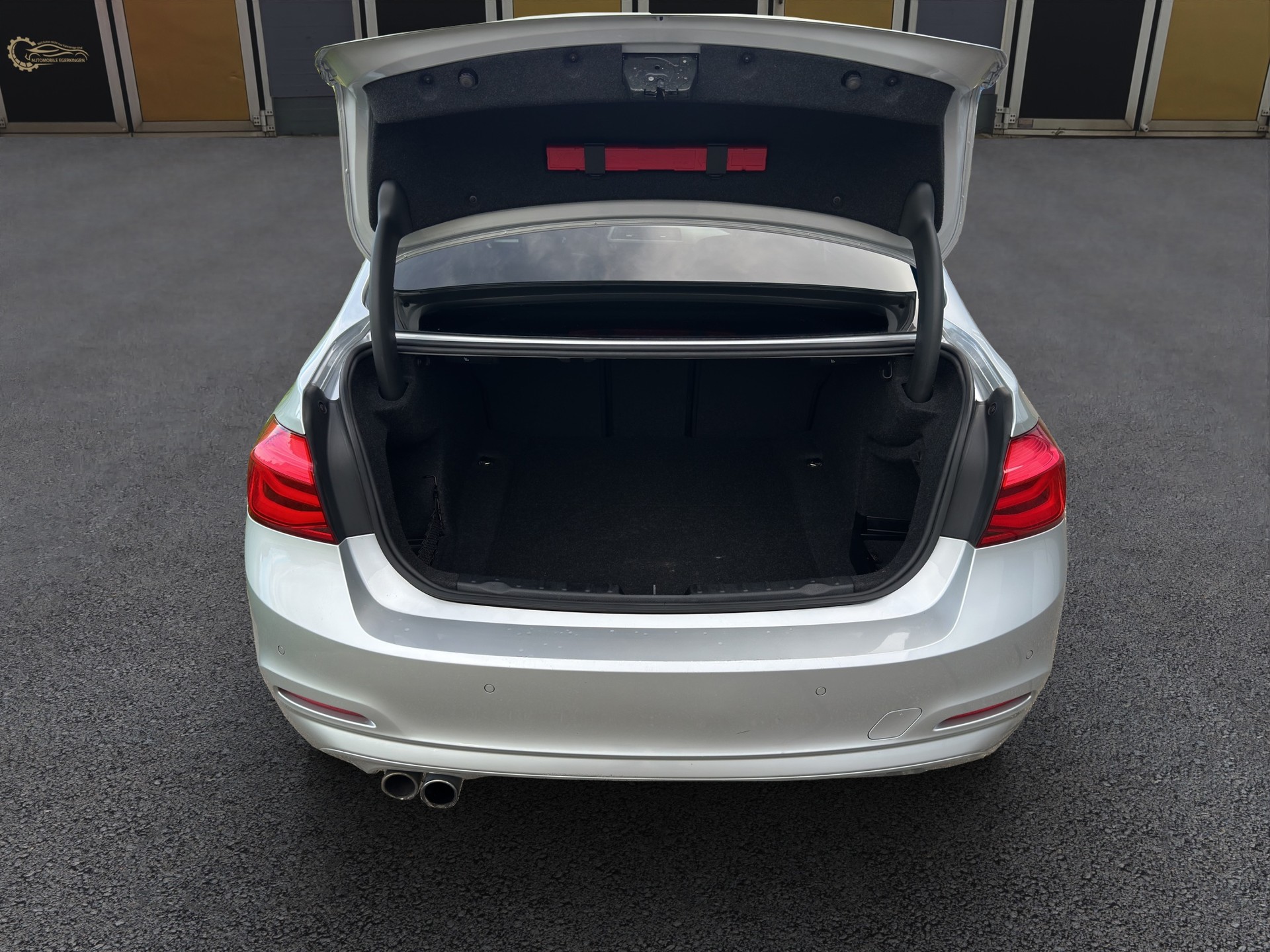 BMW 330i xDrive-image-13