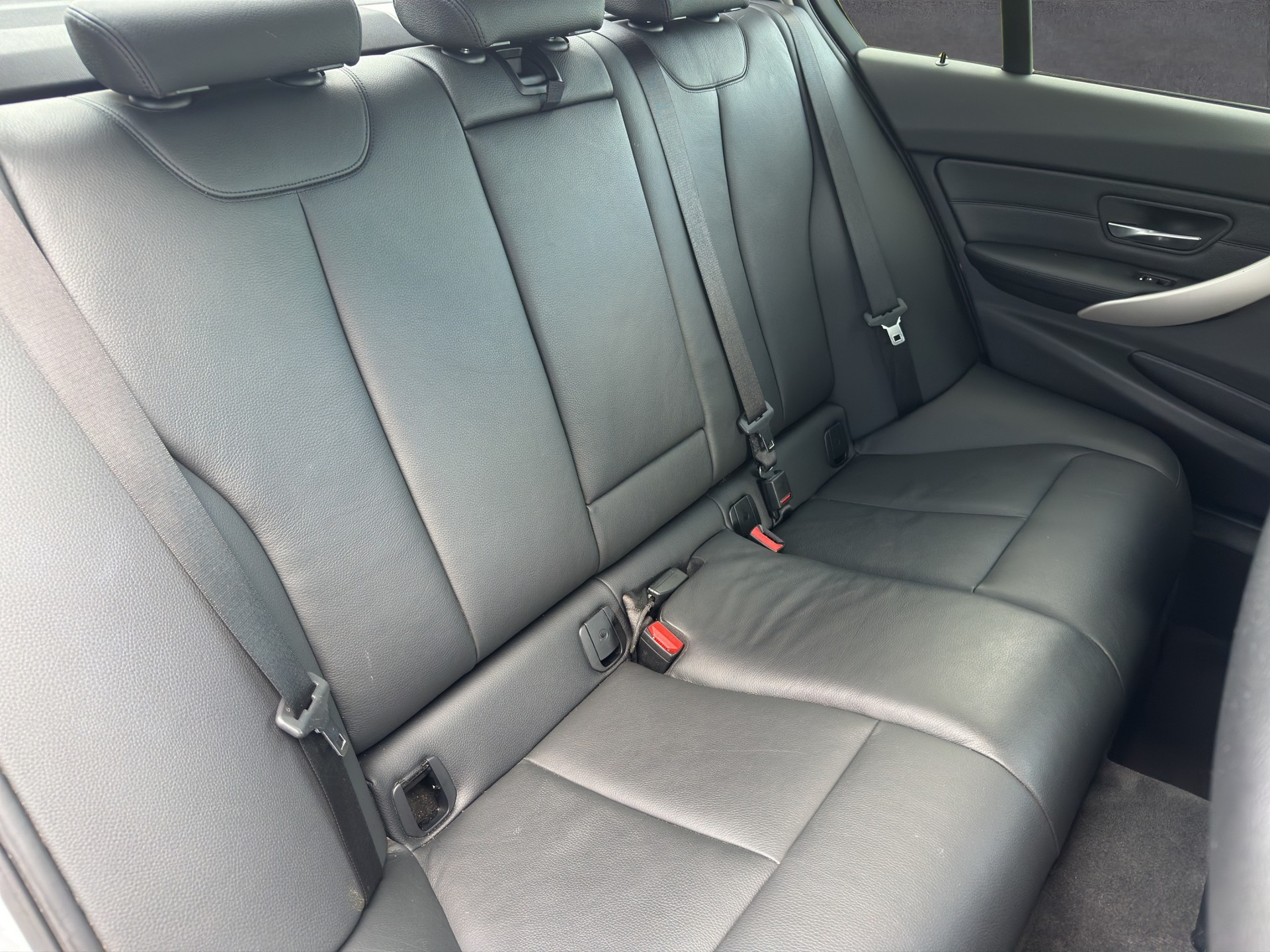 BMW 330i xDrive-image-12