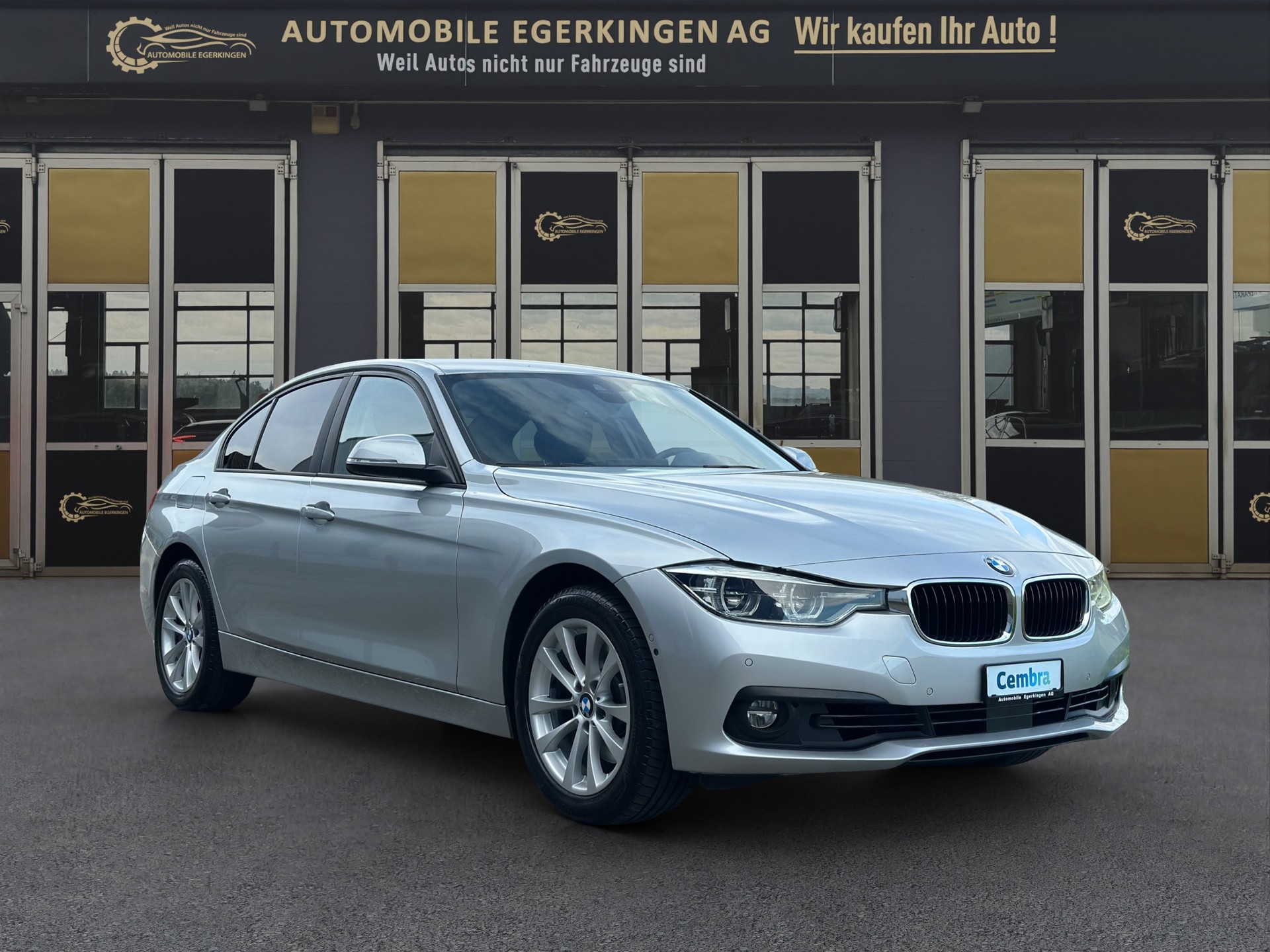BMW 330i xDrive-image-2