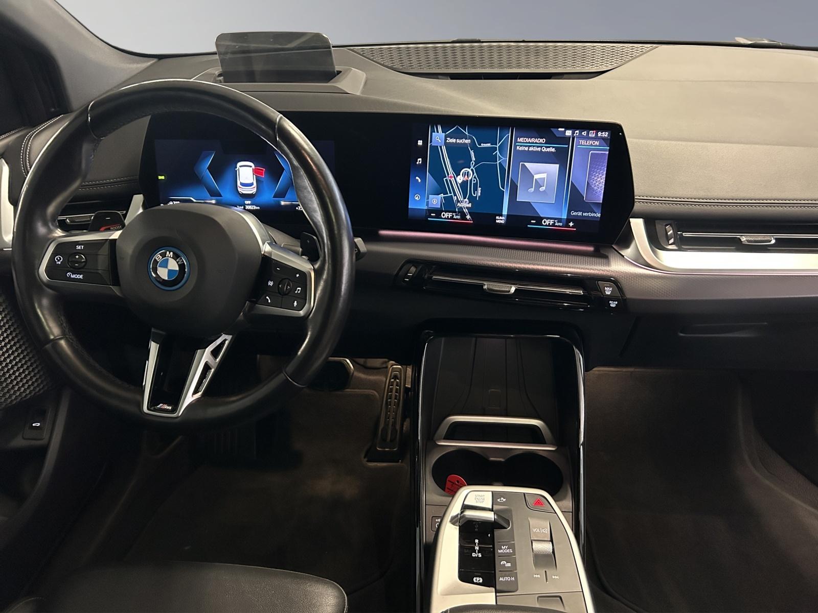 BMW 230e xDrive Active Tourer-image-17