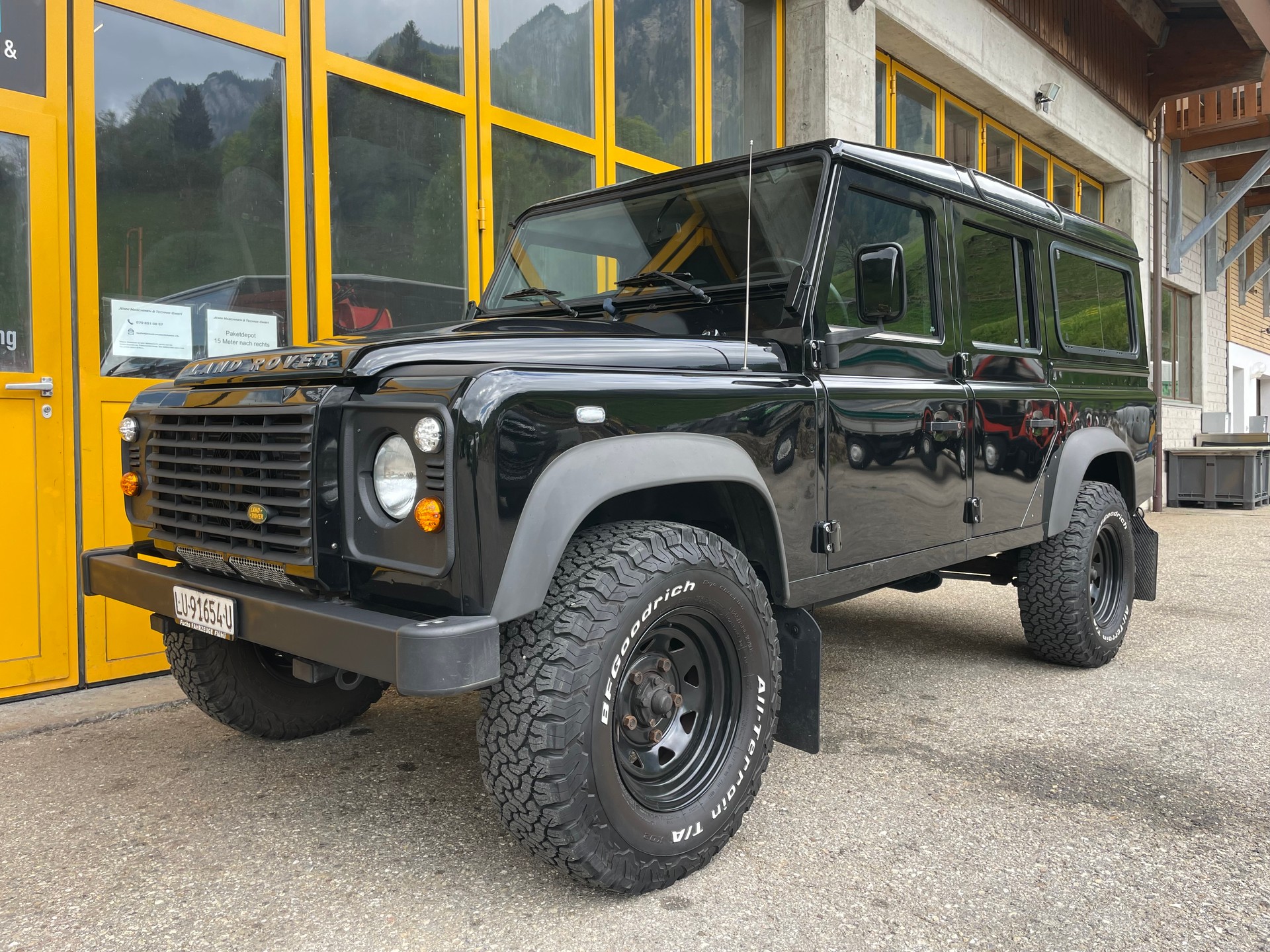 LAND ROVER Defender 110 2.4 TD4 Station Wagon-image-1