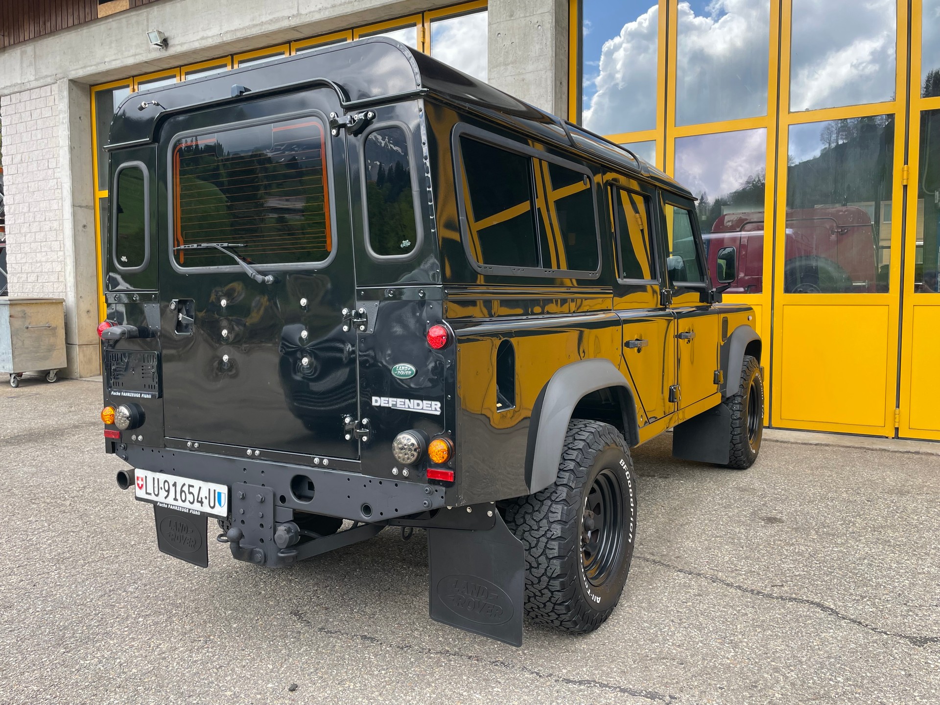 LAND ROVER Defender 110 2.4 TD4 Station Wagon-image-5