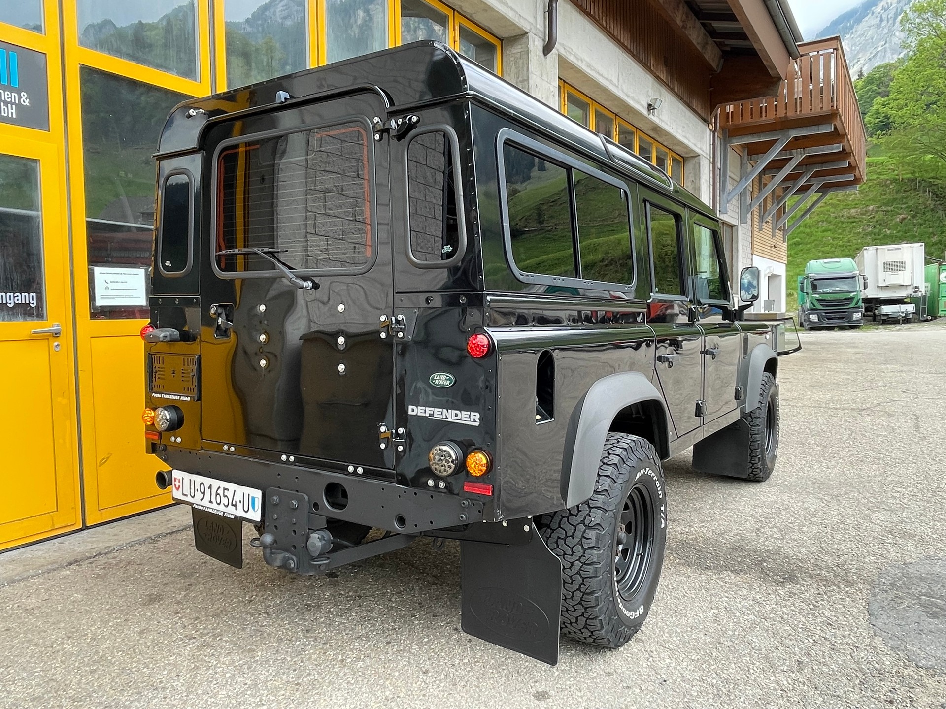 LAND ROVER Defender 110 2.4 TD4 Station Wagon-image-6