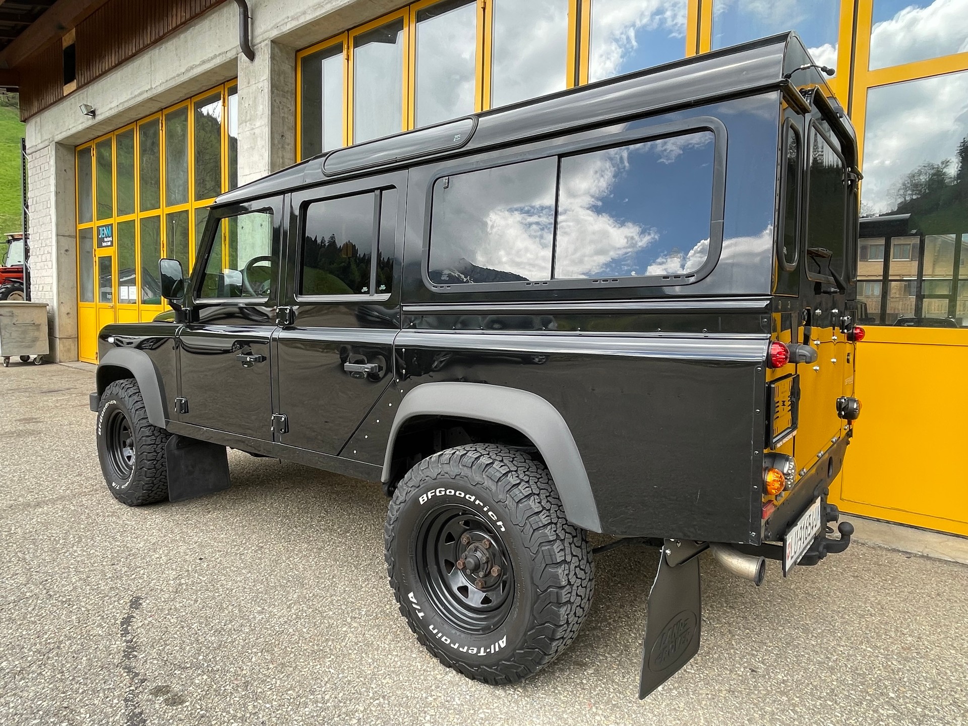 LAND ROVER Defender 110 2.4 TD4 Station Wagon-image-2