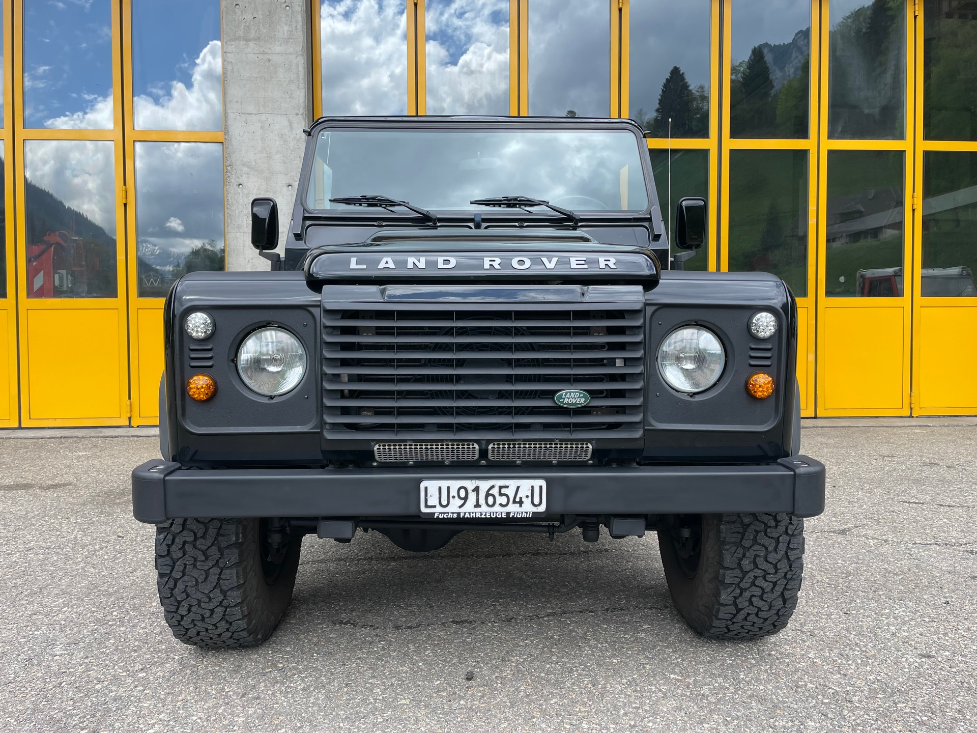 LAND ROVER Defender 110 2.4 TD4 Station Wagon-image-10