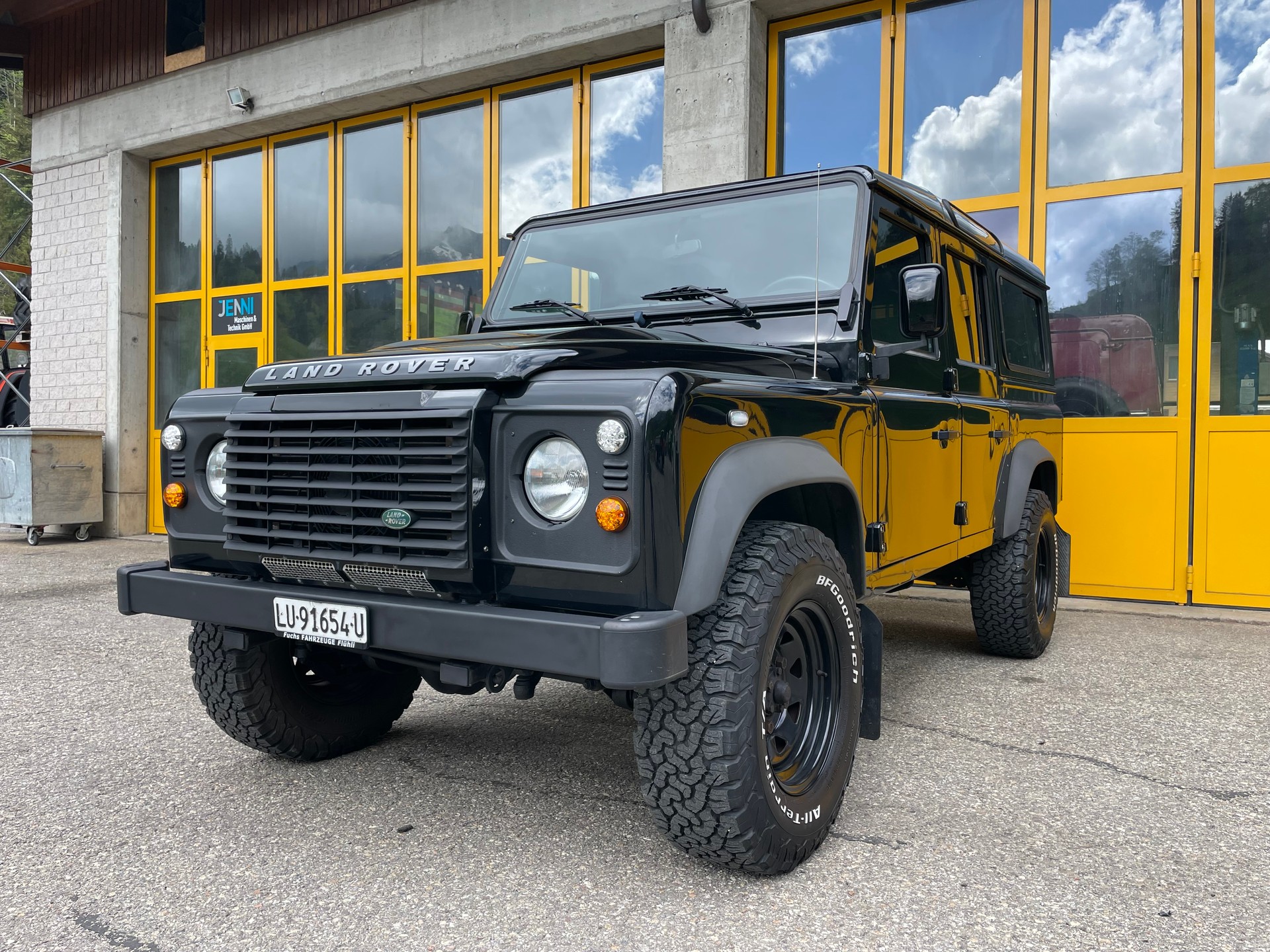 LAND ROVER Defender 110 2.4 TD4 Station Wagon-image-11