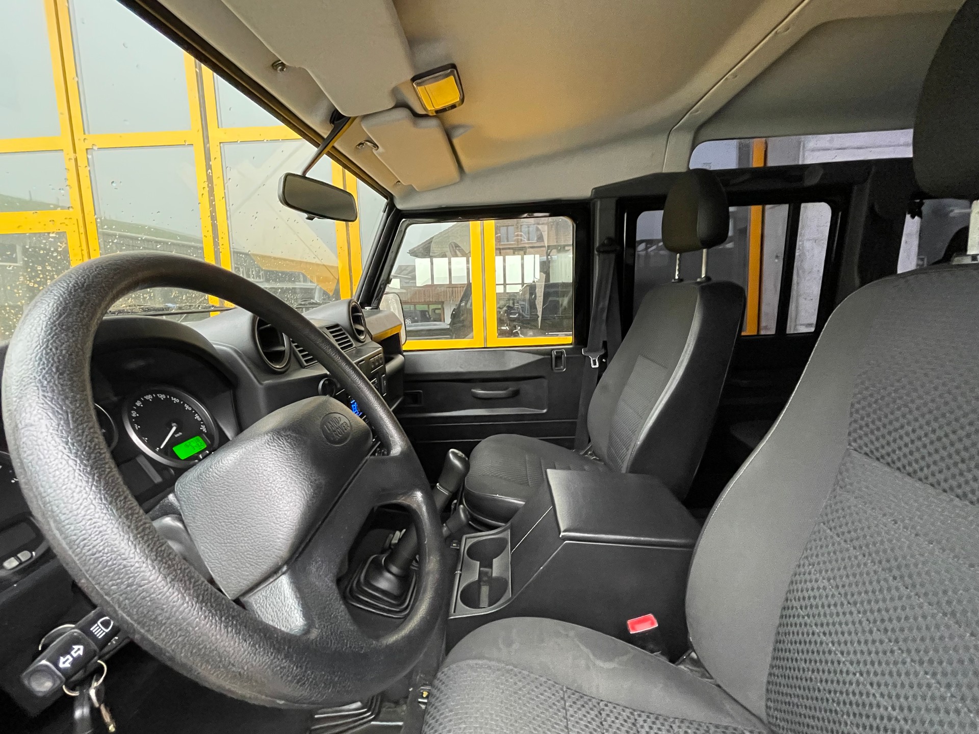LAND ROVER Defender 110 2.4 TD4 Station Wagon-image-12
