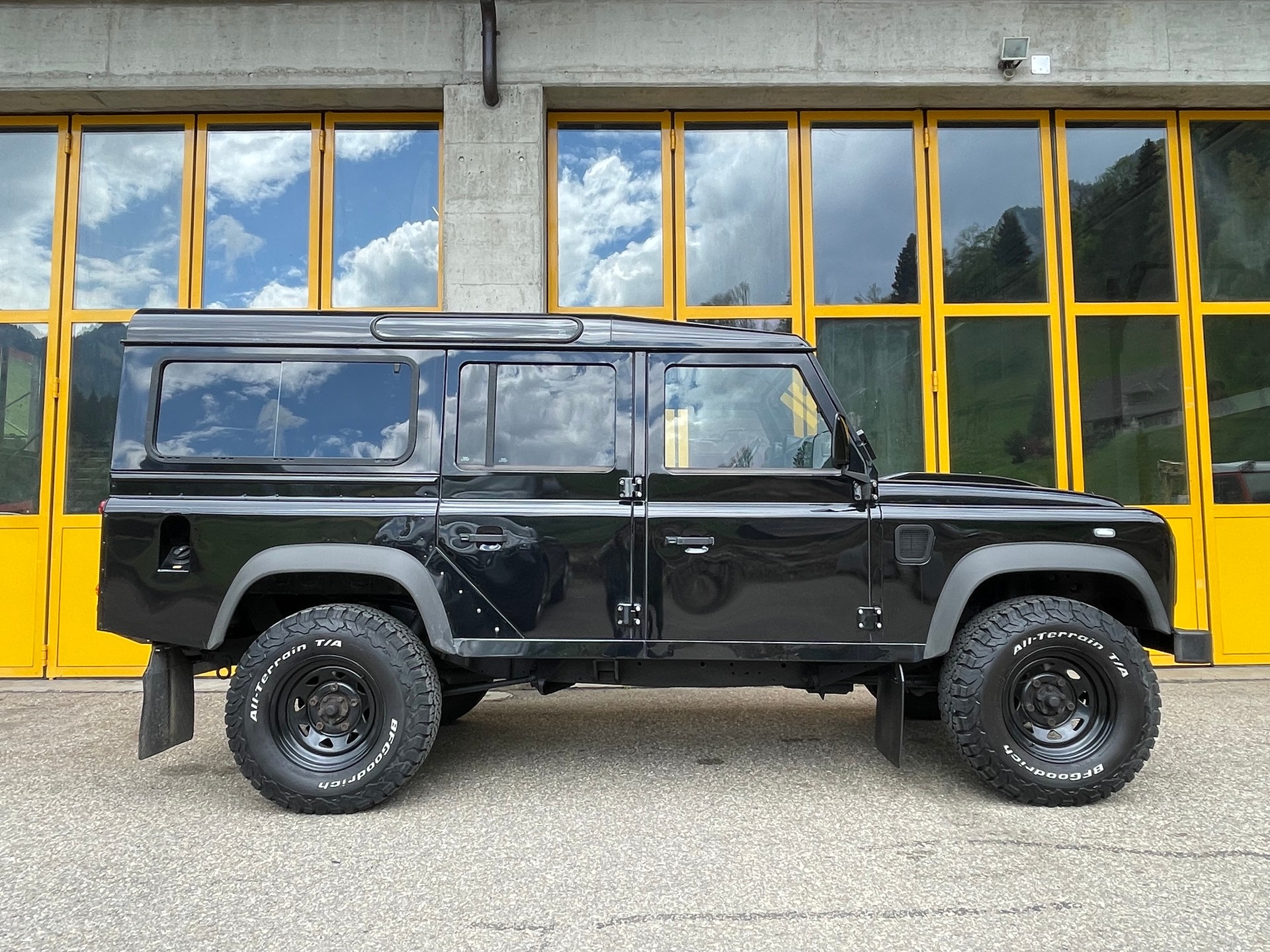 LAND ROVER Defender 110 2.4 TD4 Station Wagon-image-7