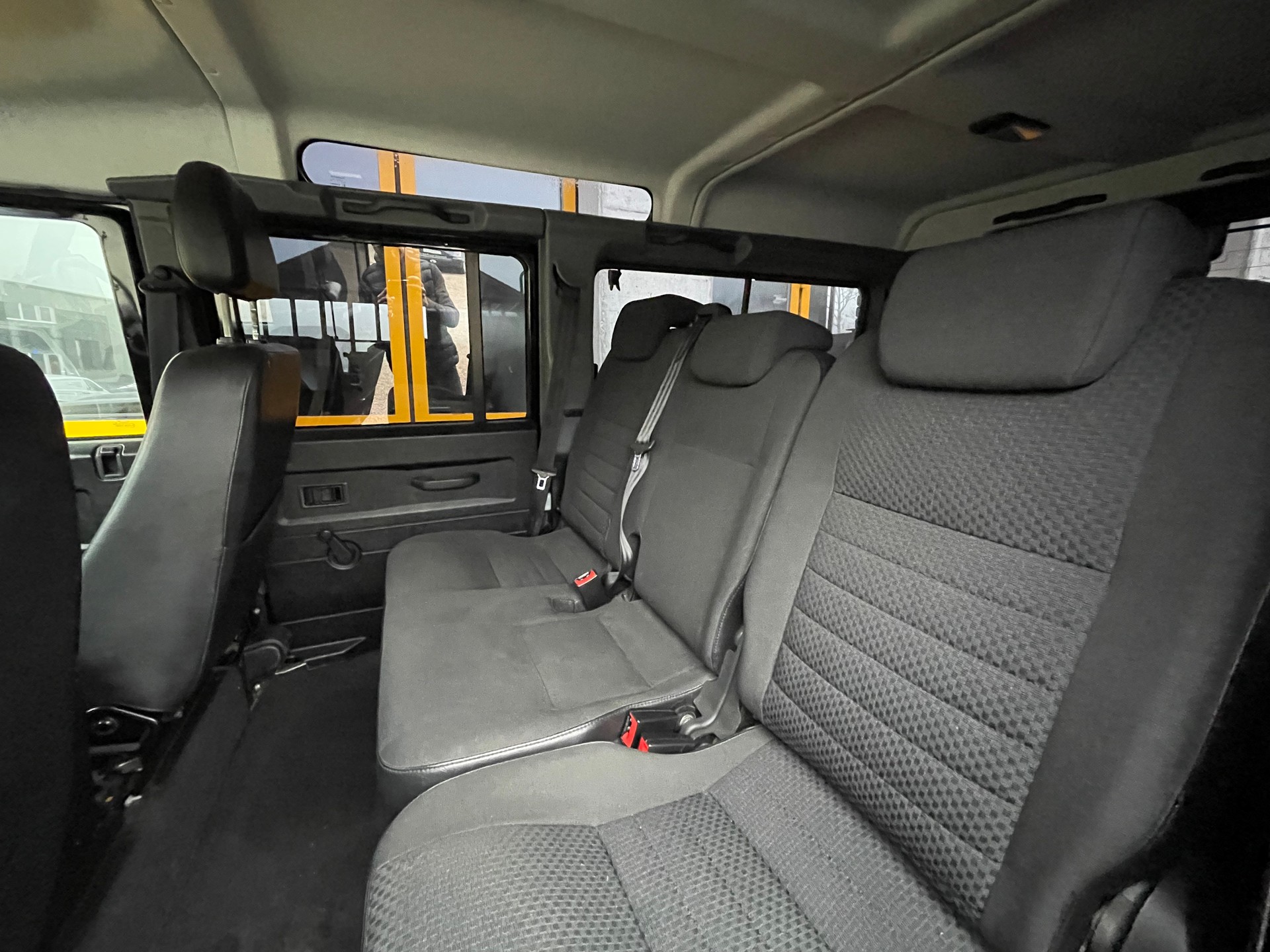 LAND ROVER Defender 110 2.4 TD4 Station Wagon-image-14
