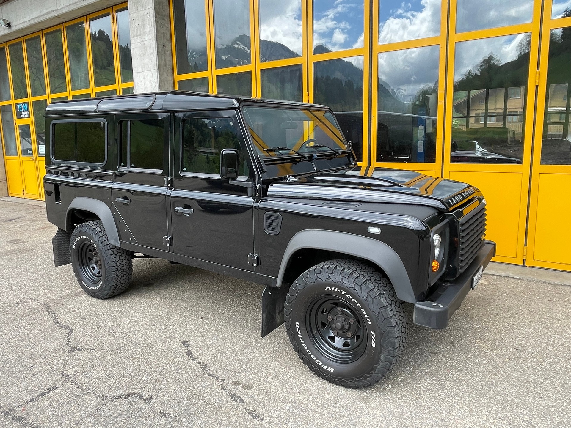 LAND ROVER Defender 110 2.4 TD4 Station Wagon-image-8