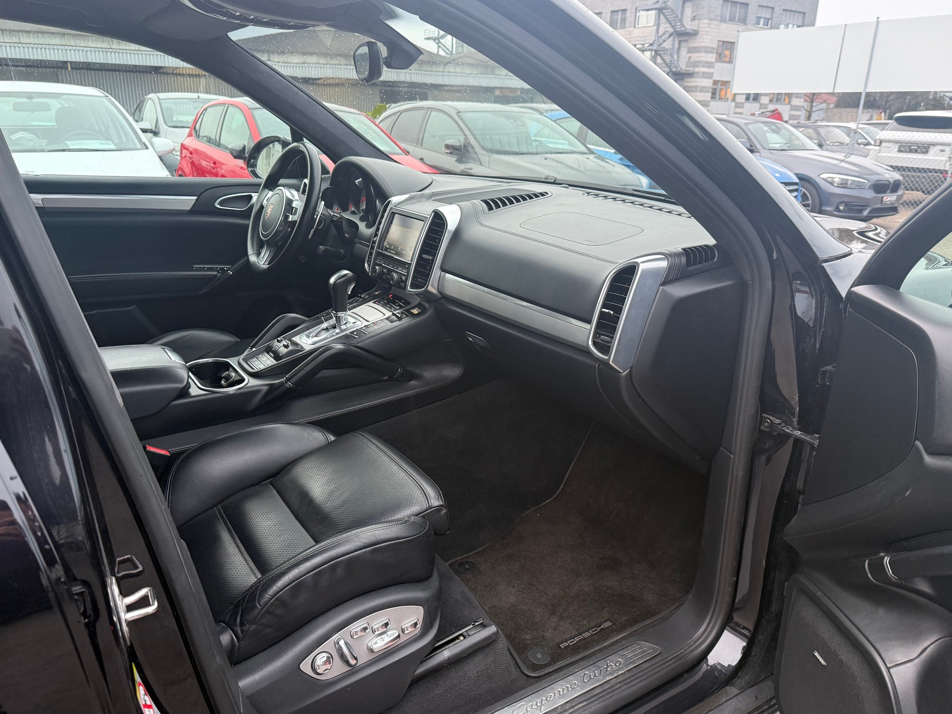 PORSCHE Cayenne Turbo / Frisch ab MFK & Service / Keramik Bremsen / Sportplus Felgen / Rückfahrkamera / BOSE Soundsystem-image-7