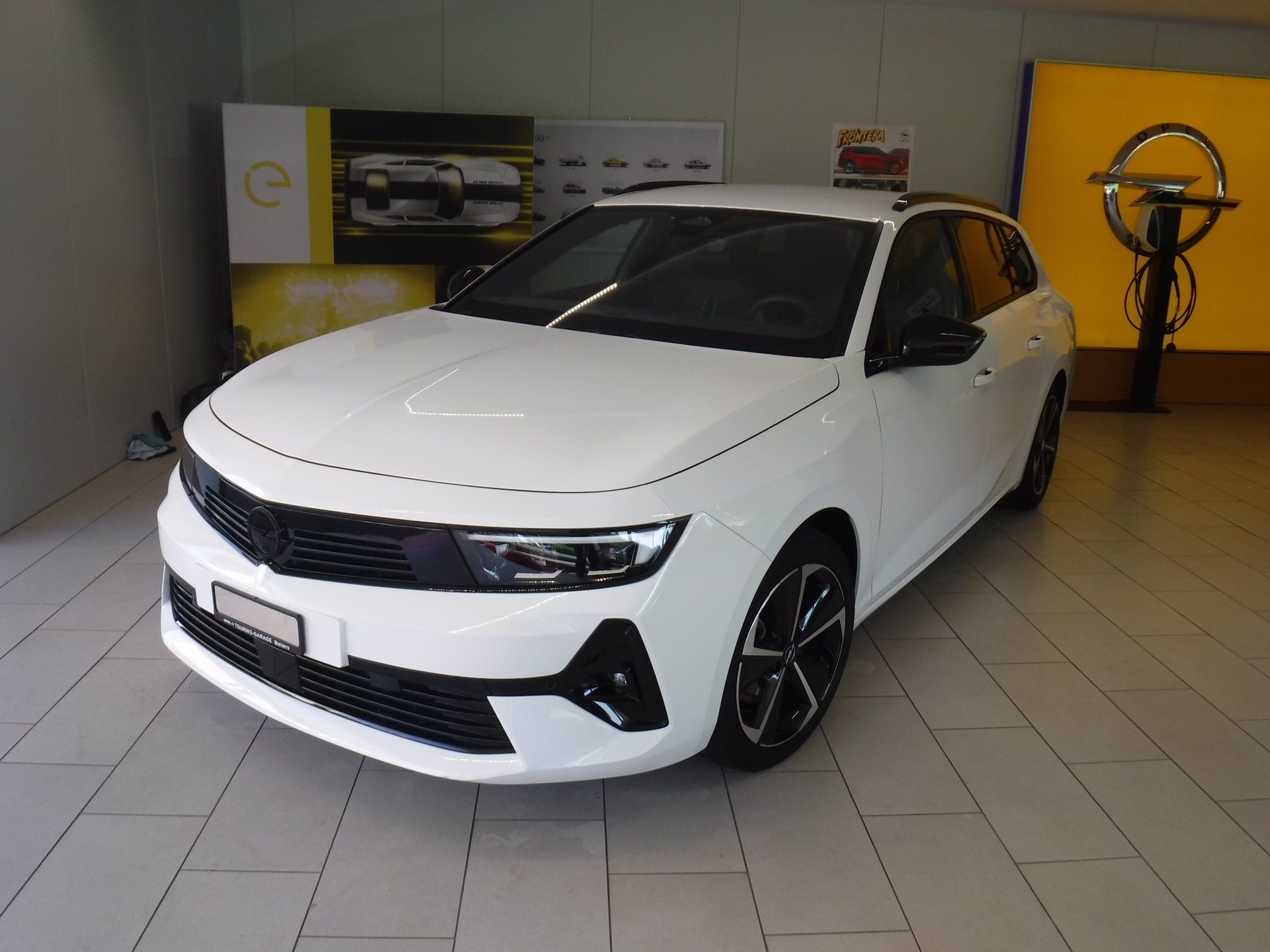 OPEL Astra Sports Tourer 1.2i Turbo Swiss Plus-image-1