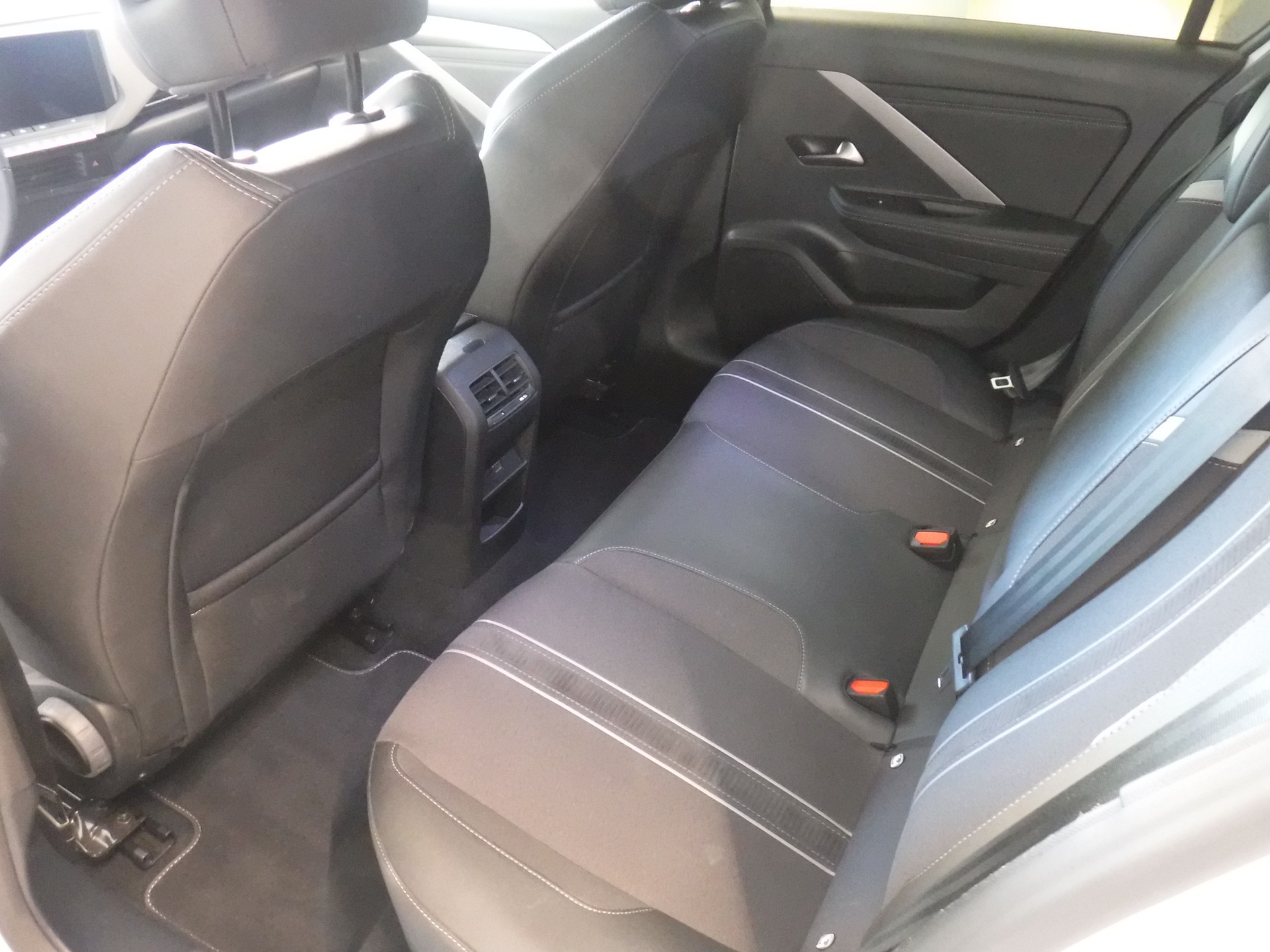 OPEL Astra Sports Tourer 1.2i Turbo Swiss Plus-image-4